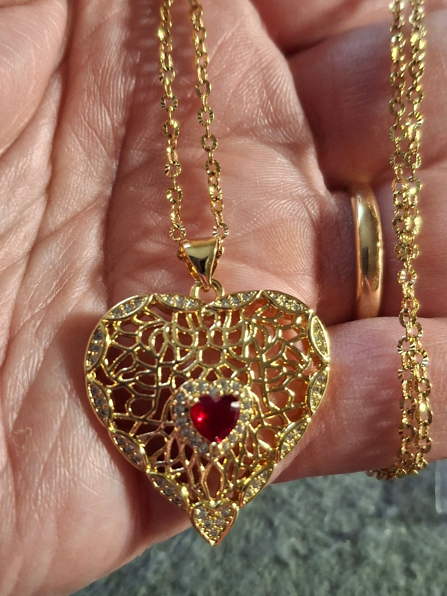 Collier chaîne dorée acier inoxydable stainless steel 316 pendentif coeur ajouré plaqué or 18K serti cristal et zirconium AAA austrian