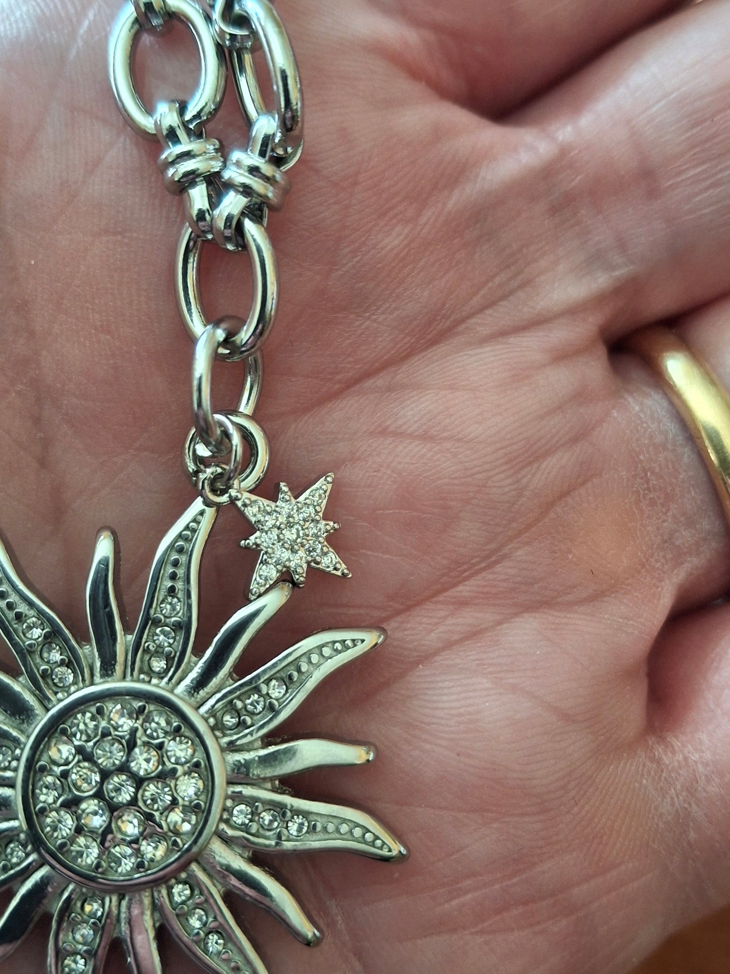 Sehr schöne Halskette, silberne Gliederkette, Edelstahl 316, großer polierter Sonnenanhänger aus Edelstahl 316