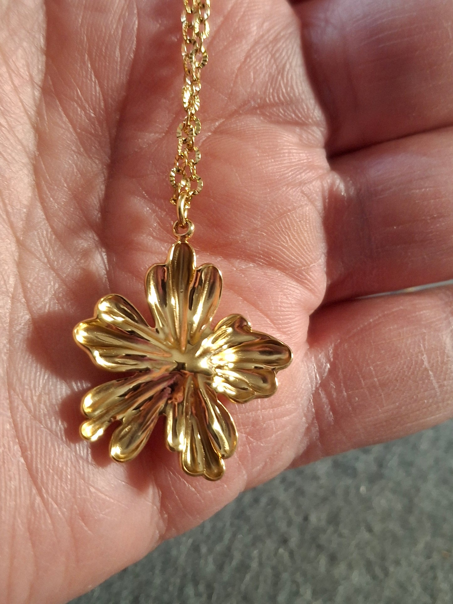 Collier chaîne dorée acier inoxydable stainless steel 316 pendentif fleur acier inoxydable stainless steel 316 et perle d imitation