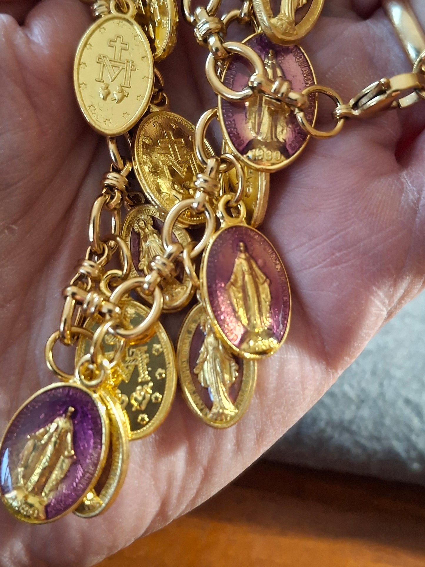 Verstellbare Panzerkette aus Edelstahl 316 mit vergoldeten Madonna-Anhängern aus Kupfer und Messing, handgefertigt