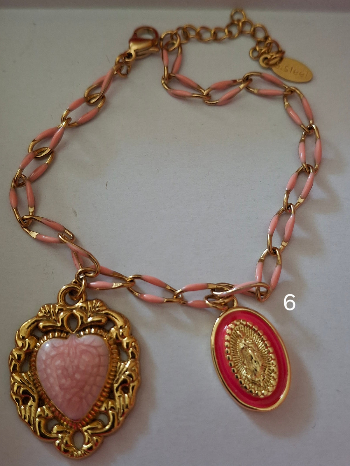Bracelet chaîne maille gourmette acier inoxydable stainless steel et résine colorée breloques coeur et madone handmade réglable ajustable