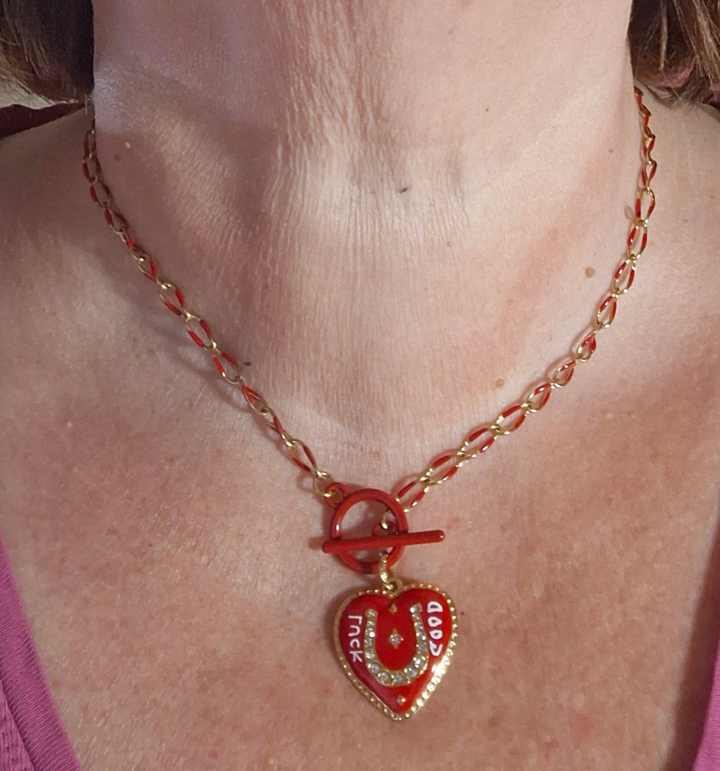 Collier chaîne dorée acier inoxydable stainless steel et email coloré rouge fermoir toggle médaille coeur stainless steel 316 polie
