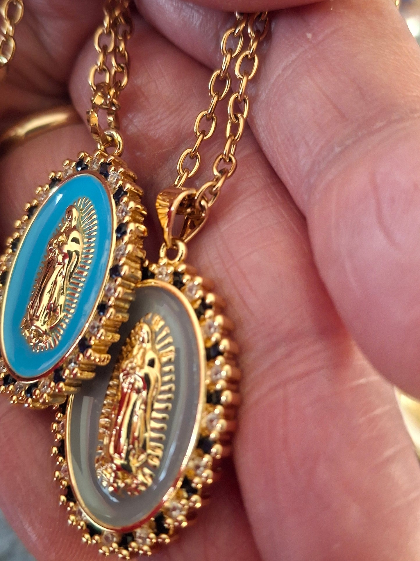 Collier chaîne dorée acier inoxydable stainless steel 316 et grande médaille madone vierge miraculeuse émaillée plaqué or 18K serti zirconium AAA austrian