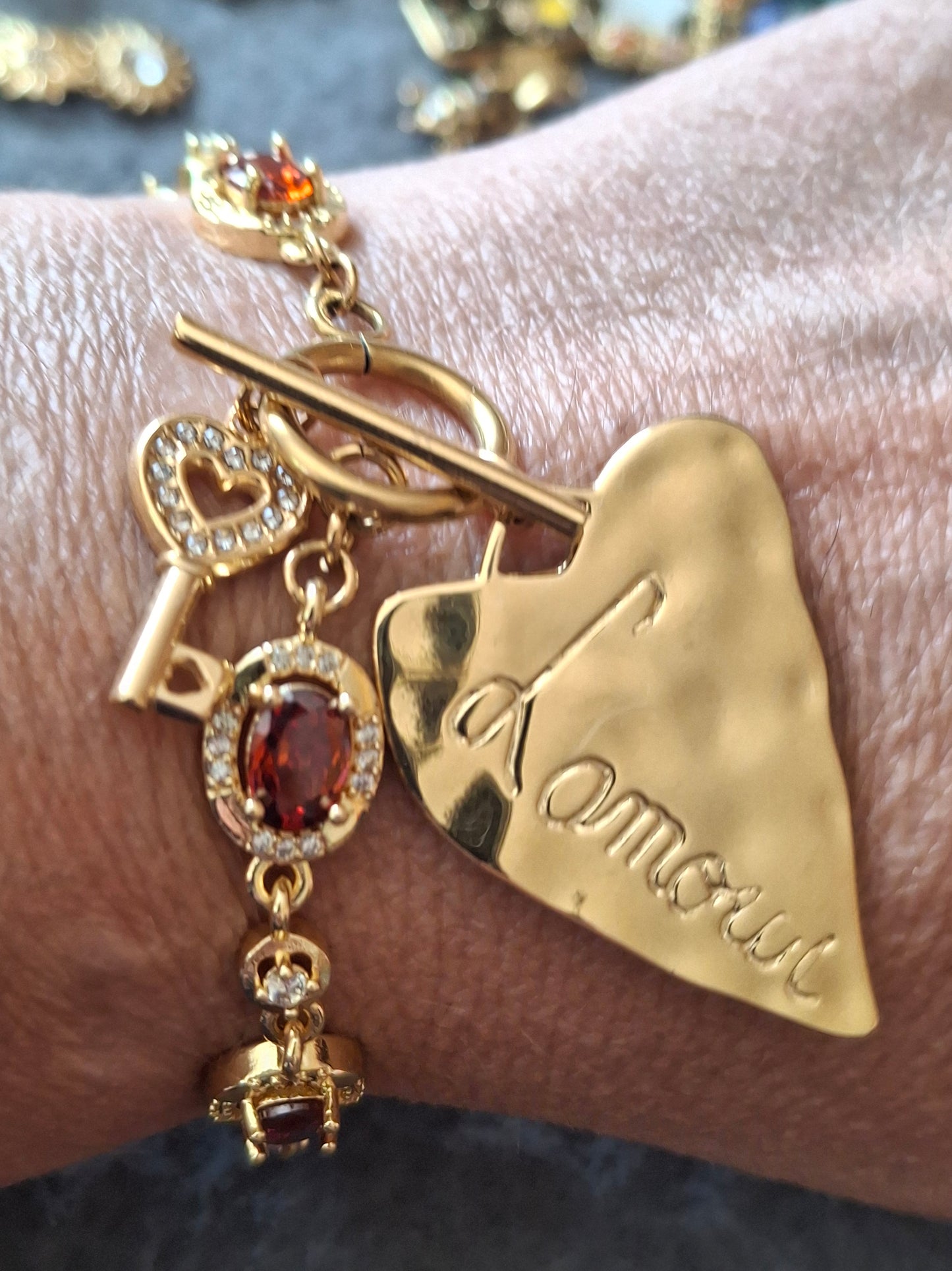 Bracelet maille gourmette stainless steel serti cristal rouge/ orange, grand cœur et clef stainless steel 316 fermoir toggle handmade