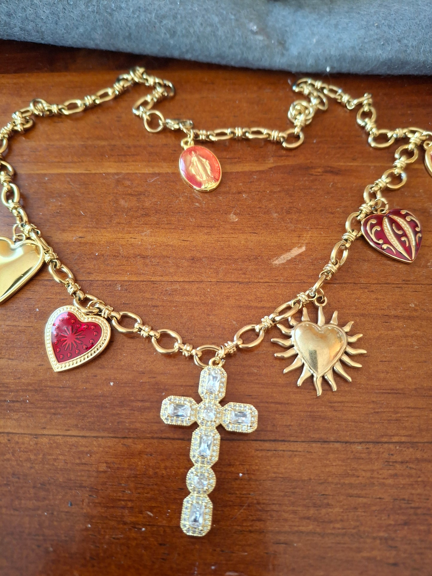 Sautoir chaîne maille gourmette acier inoxydable stainless steel breloques et croix plaqué or 18K handmade réglable