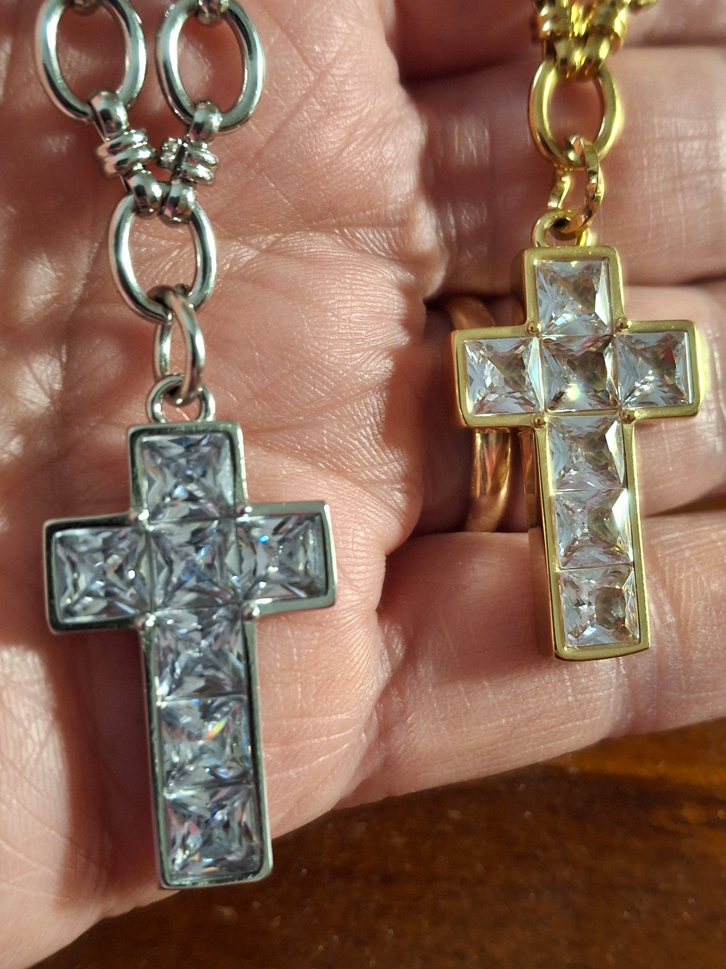 Sehr schöne Halskette aus Edelstahl 316, polierter Anhänger in Kreuzform aus Edelstahl 316.