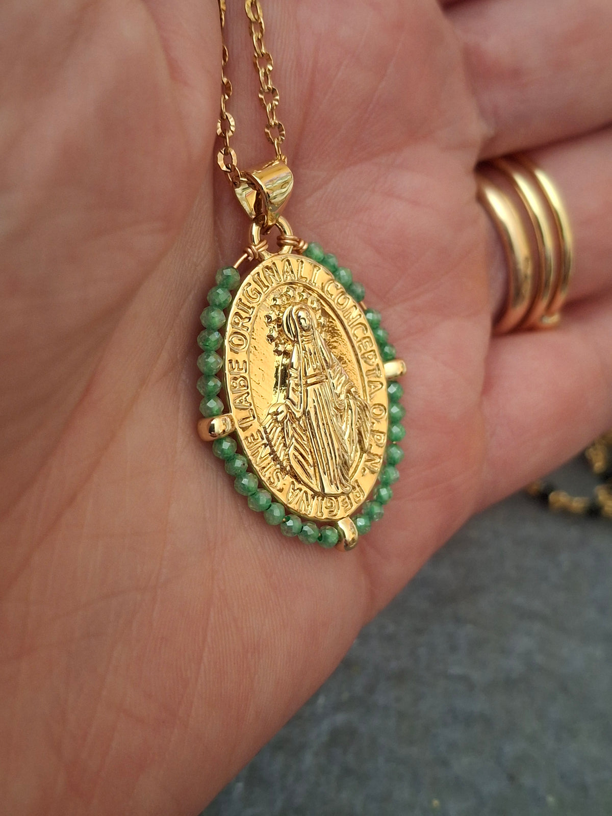 Collier chaîne acier inoxydable striée stainless steel 316 et pendentif médaille madone, vierge miraculeuse et perles en cuivre plaqué or 18K