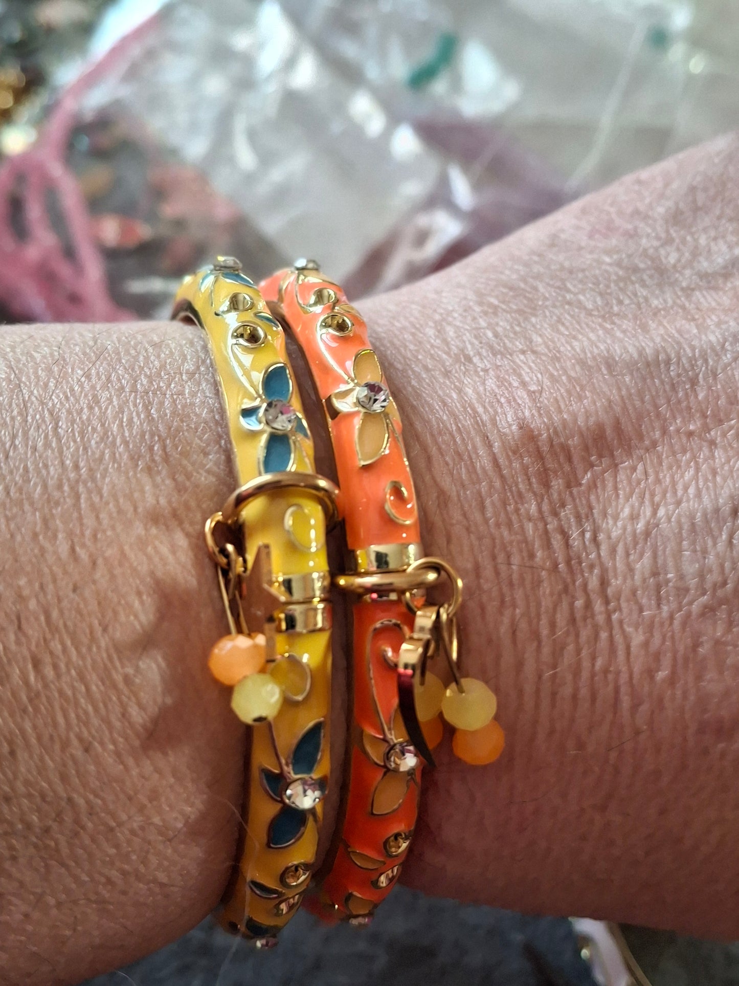 Joli jonc rigide à  ressort en email cloisonné serti zirconium plaqué or 18K