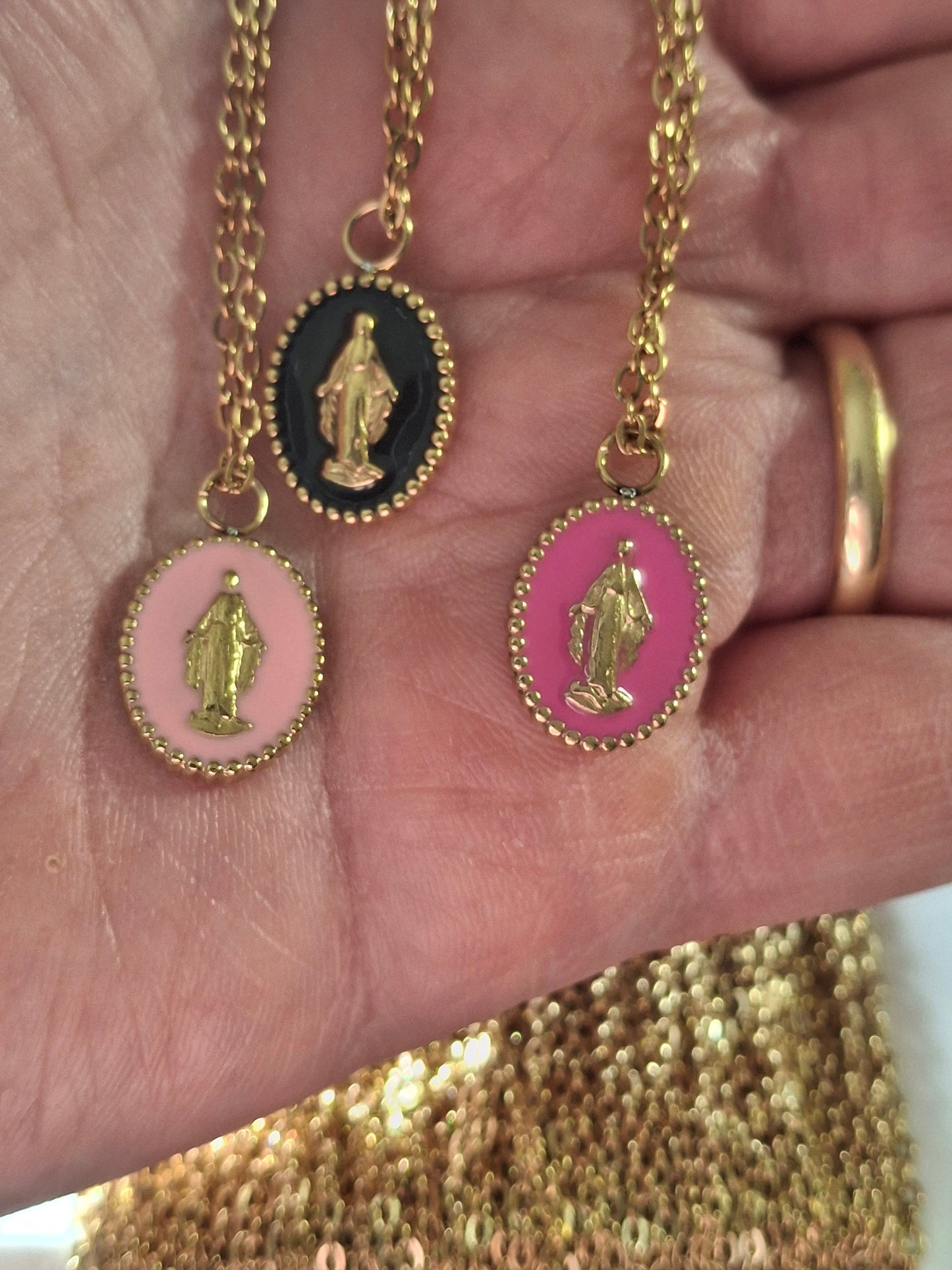 Stainless steel 316 chain necklace with gold-plated stainless steel 316 Madonna pendant