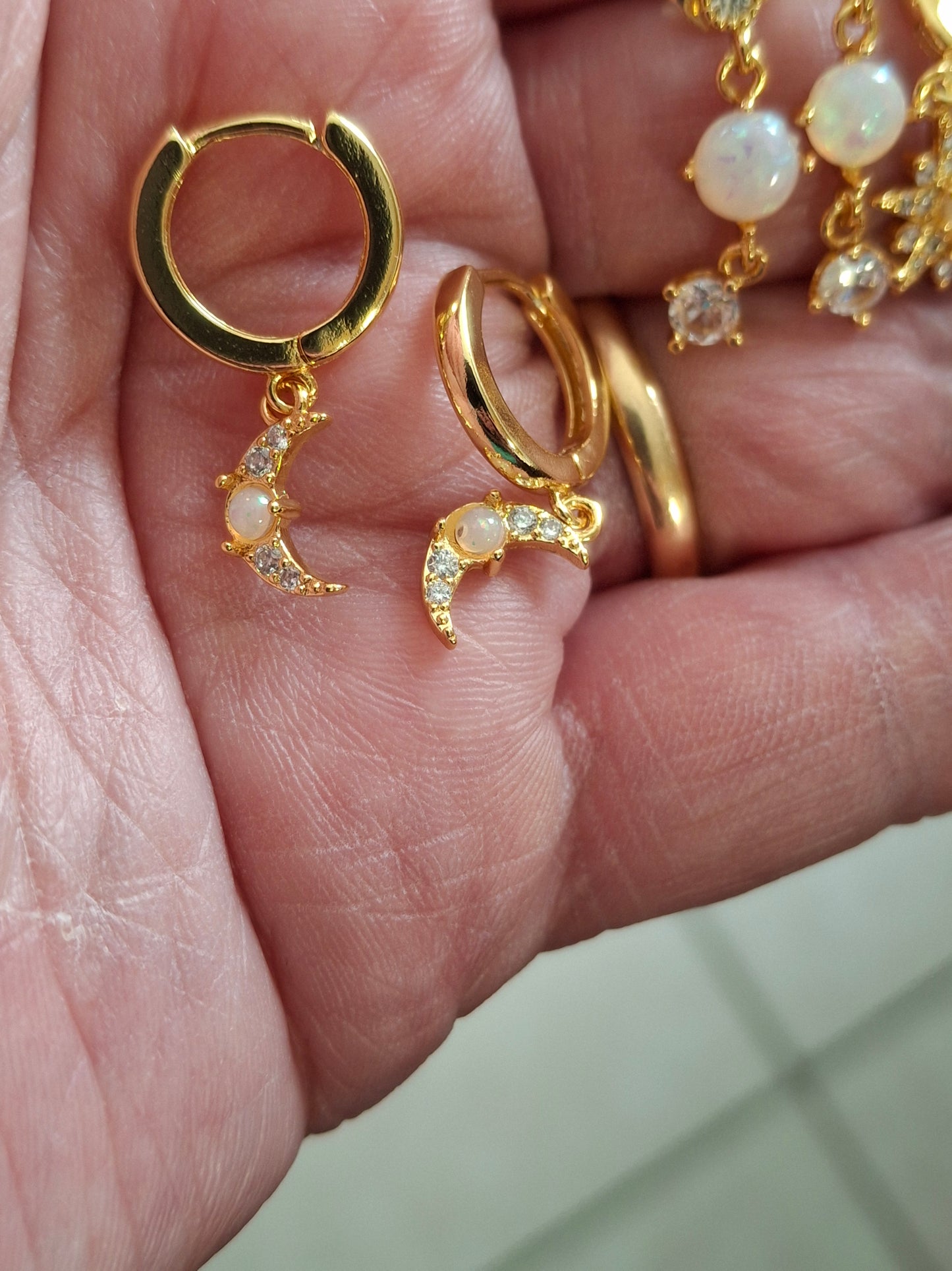 Stainless steel 316 single earrings and stud earrings of very good quality, set with opal and zirconium, sold as a pair