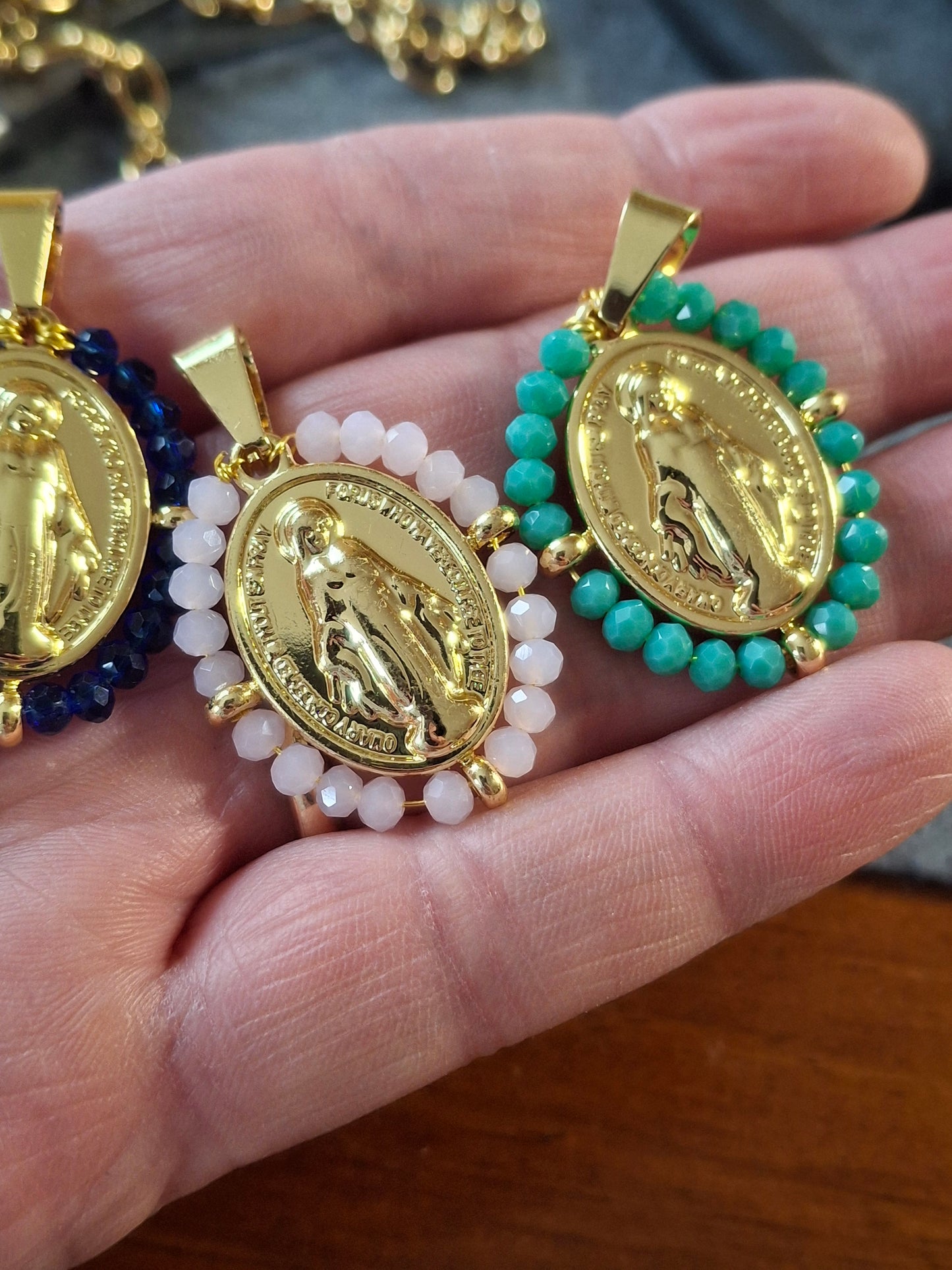 Bracelet chaîne maille gourmette acier inoxydable stainless steel 316 et grande médaille madone stainless steel et perles en cristal à facettes