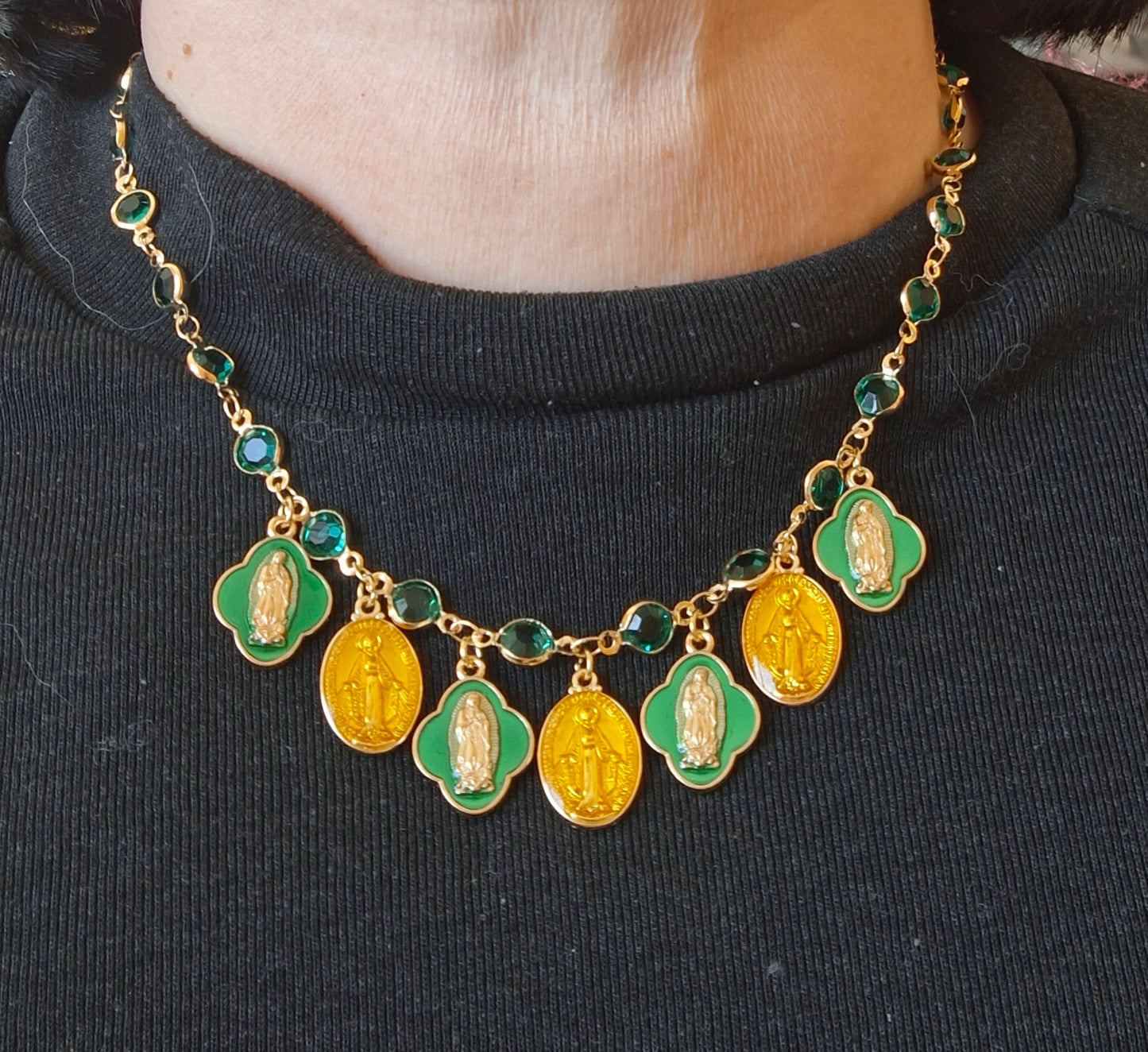 Collier chaîne dorée en cuivre et breloques madone handmade