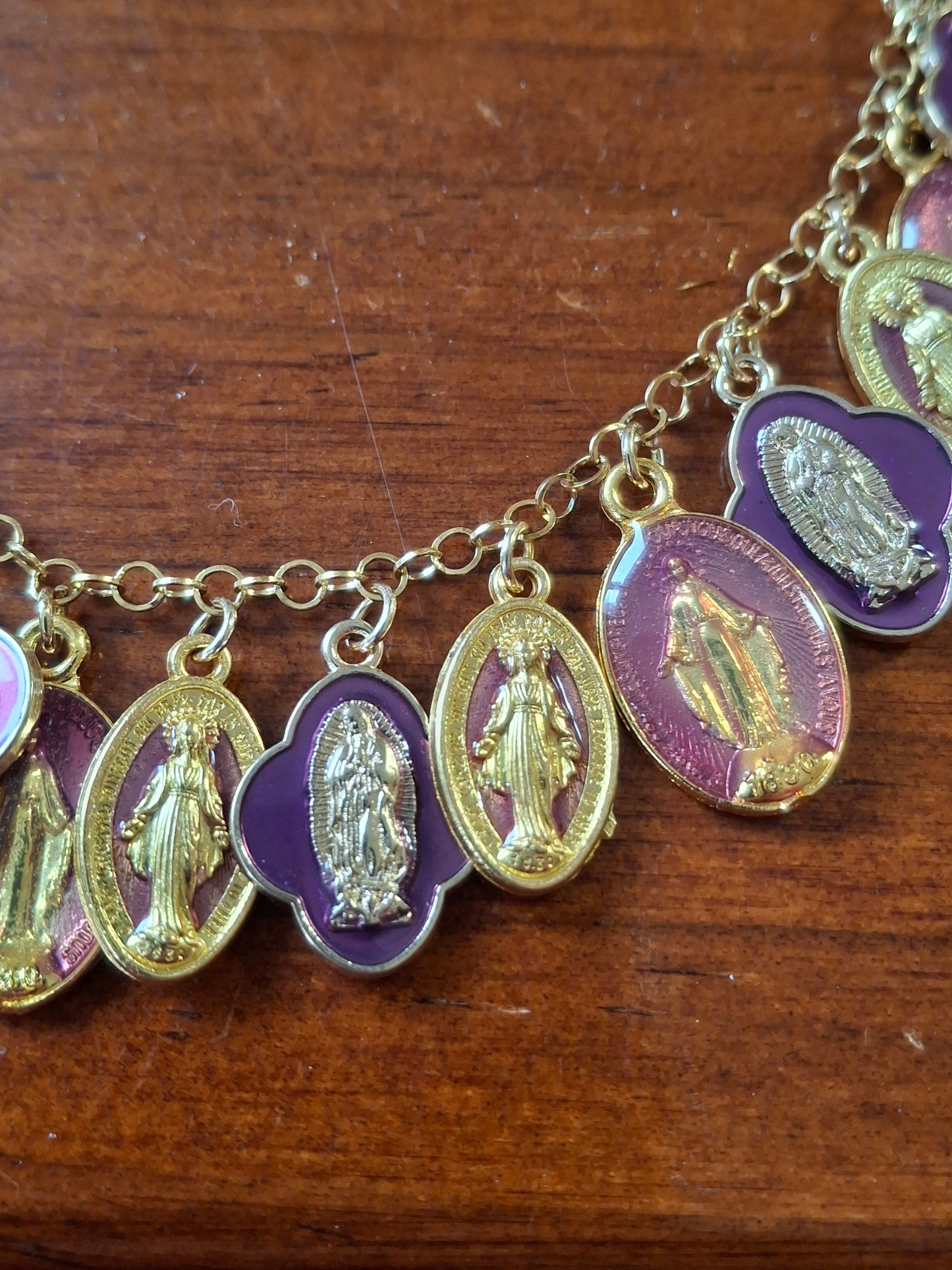 Collier chaîne rolo acier inoxydable stainless steel plaqué or et breloques madone handmade