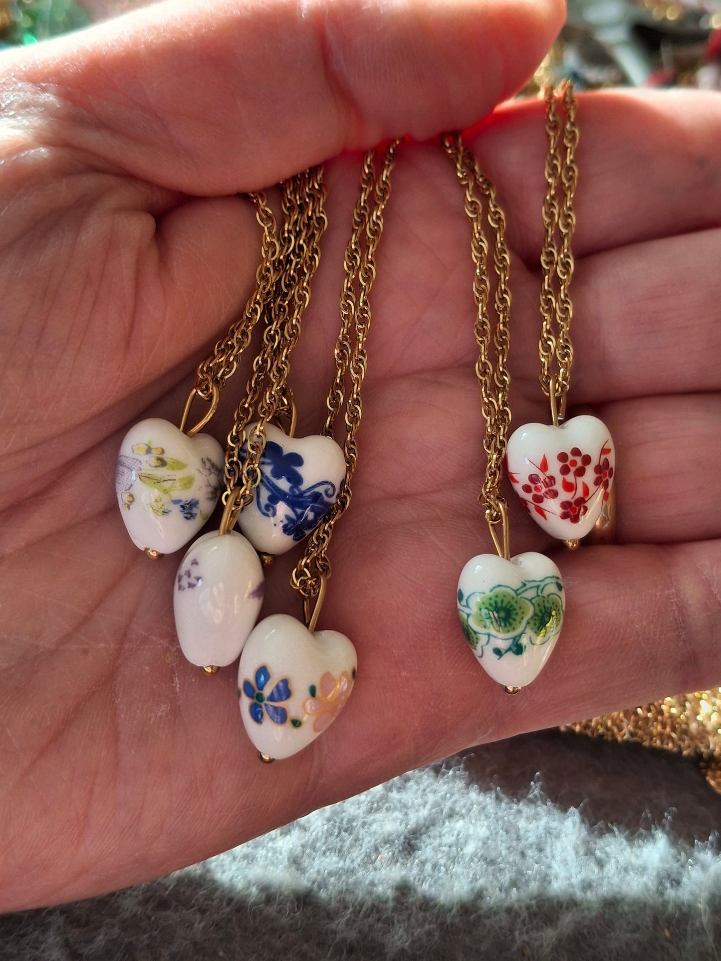 Halskette aus gedrehter Edelstahlkette (316) mit Porzellanherz