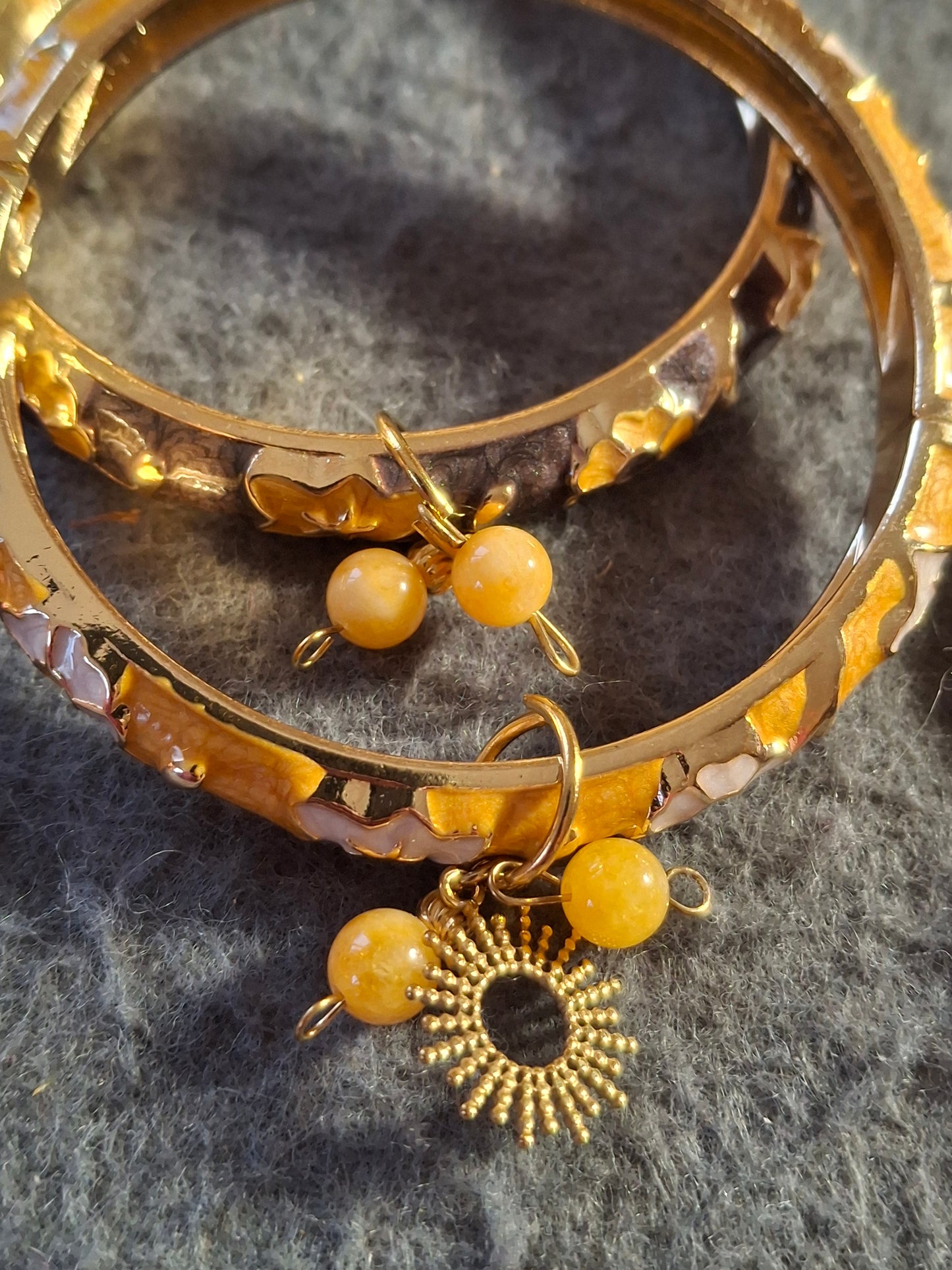 Bracelet jonc rigide email cloisonné et breloques