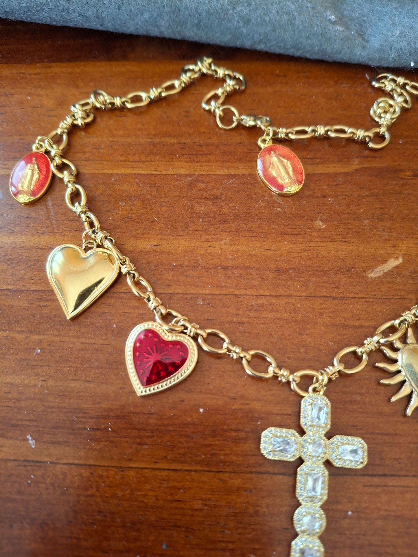 Sautoir chaîne maille gourmette acier inoxydable stainless steel breloques et croix plaqué or 18K handmade réglable