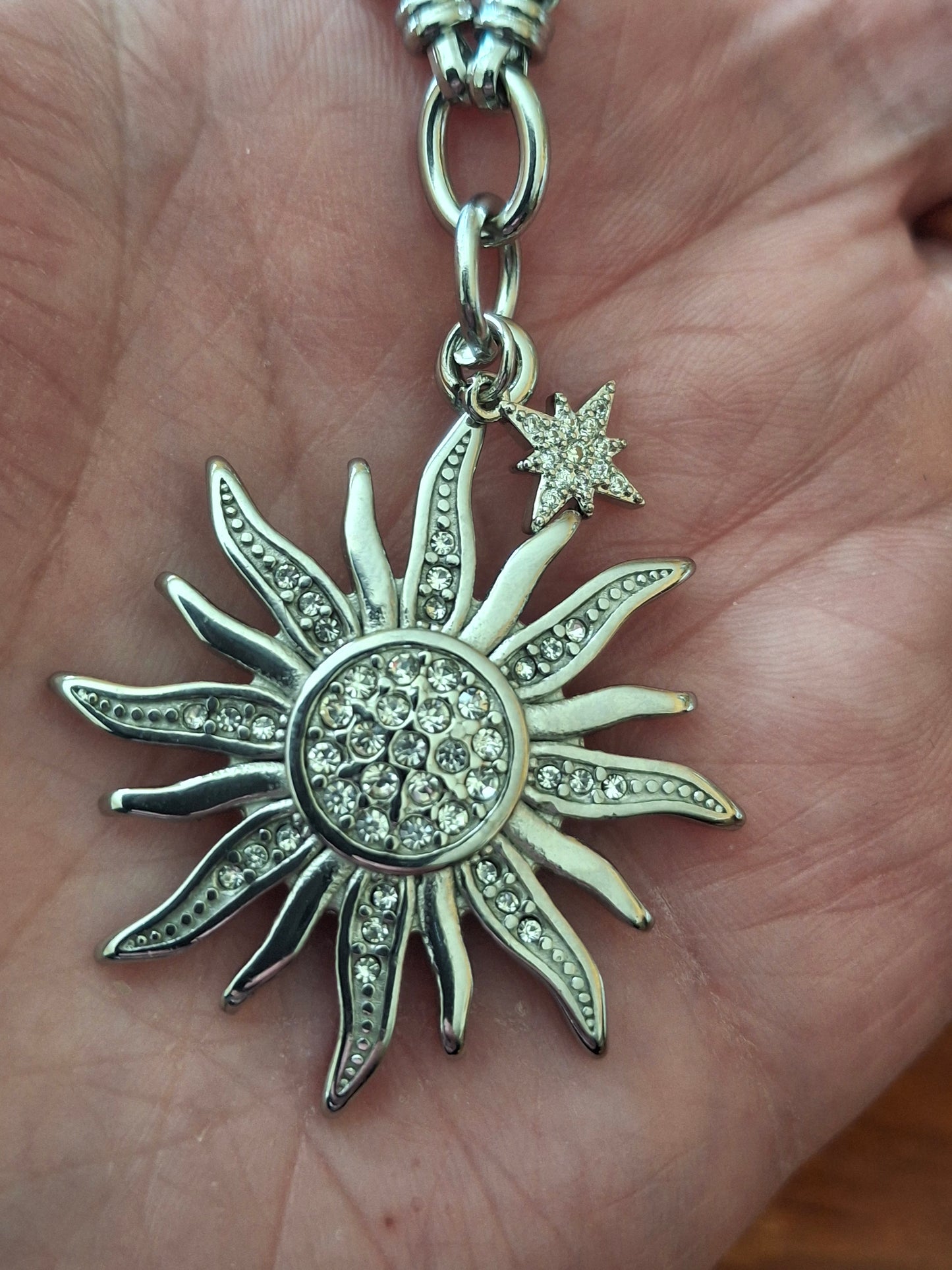 Sehr schöne Halskette, silberne Gliederkette, Edelstahl 316, großer polierter Sonnenanhänger aus Edelstahl 316