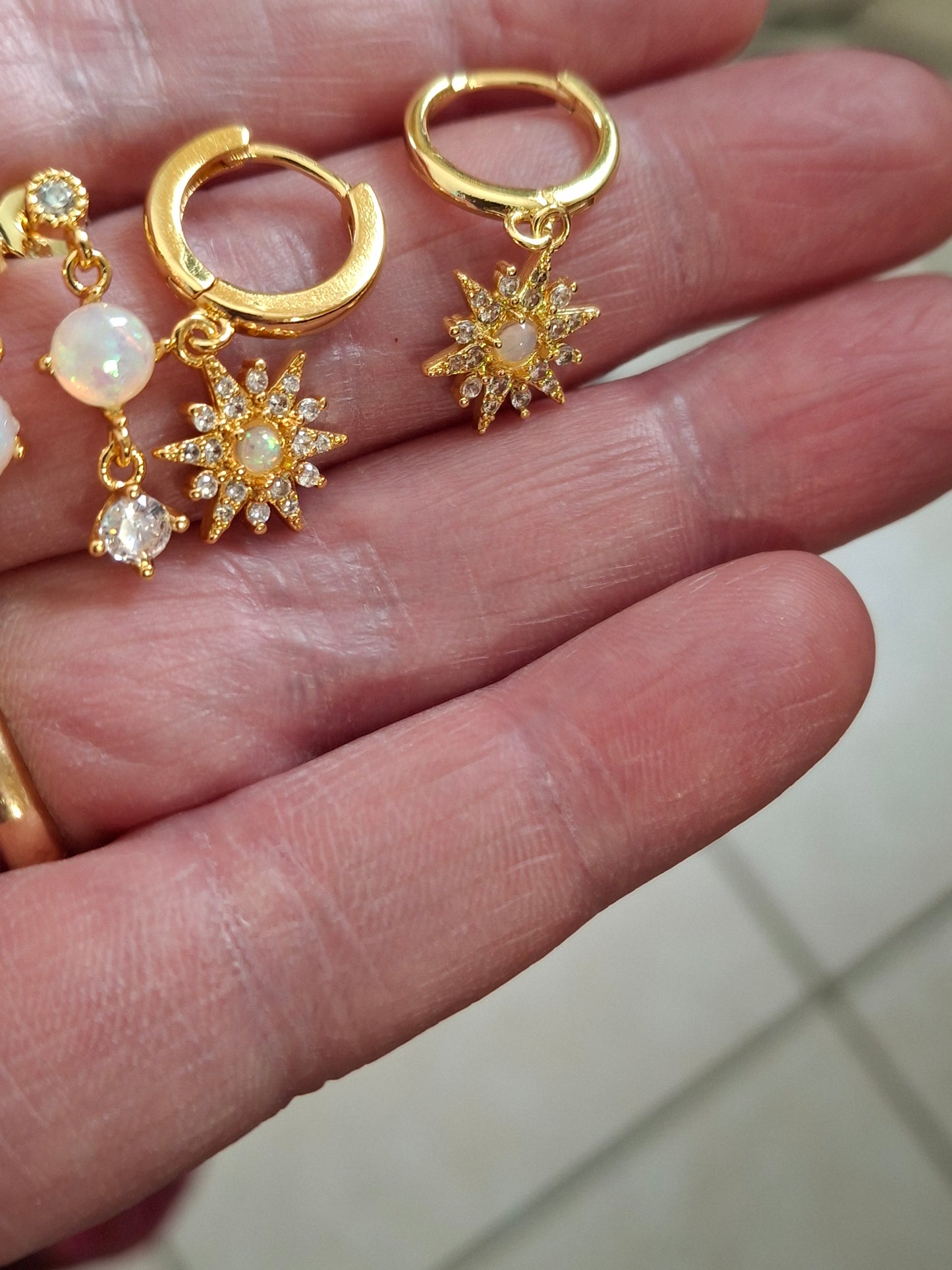 Stainless steel 316 single earrings and stud earrings of very good quality, set with opal and zirconium, sold as a pair