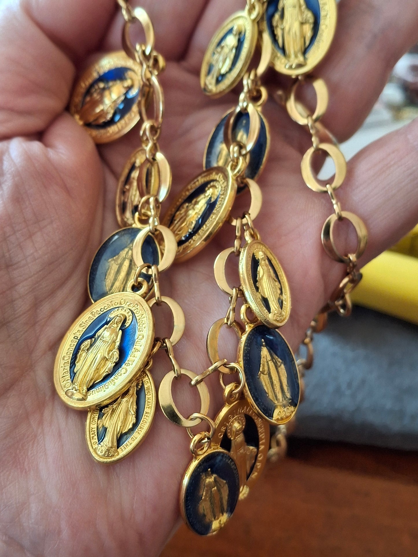 Collier chaîne dorée acier inoxydable stainless steel 316 et breloques madone handmade