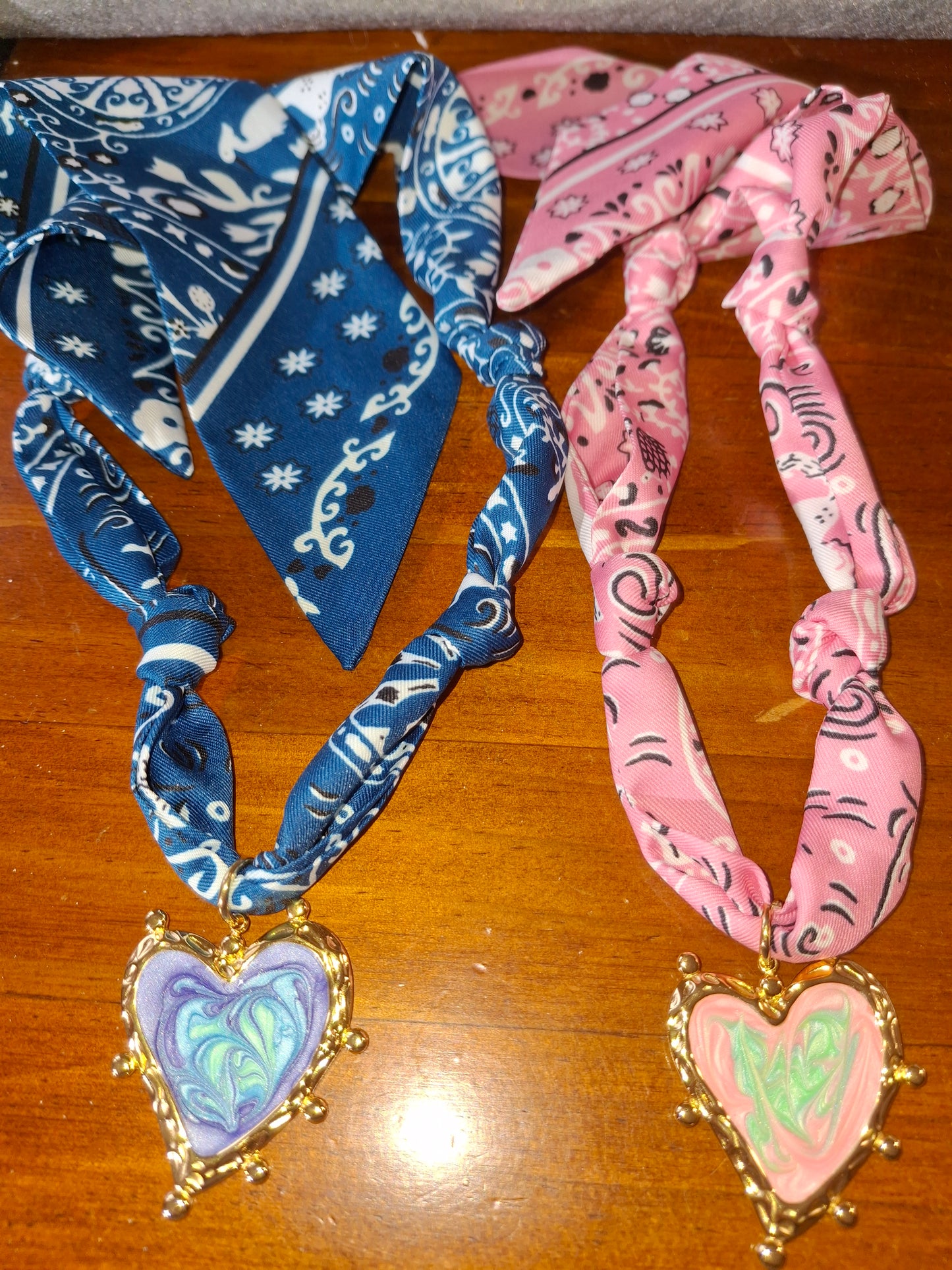 Collier foulard bandana grand pendentif coeur stainless steel 316 et email coloré réglable