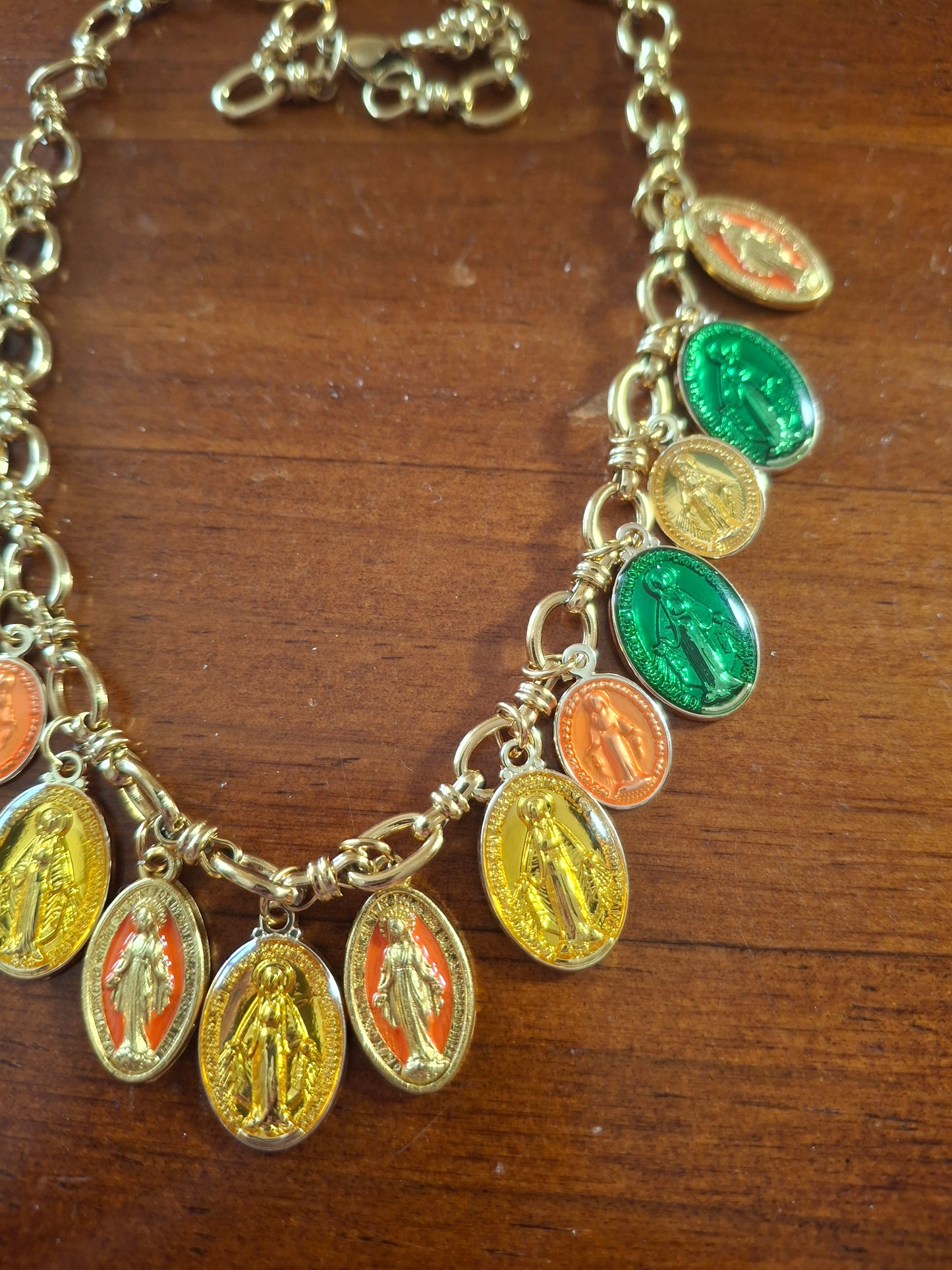 Collier chaîne dorée acier inoxydable stainless steel 316 et breloques madone