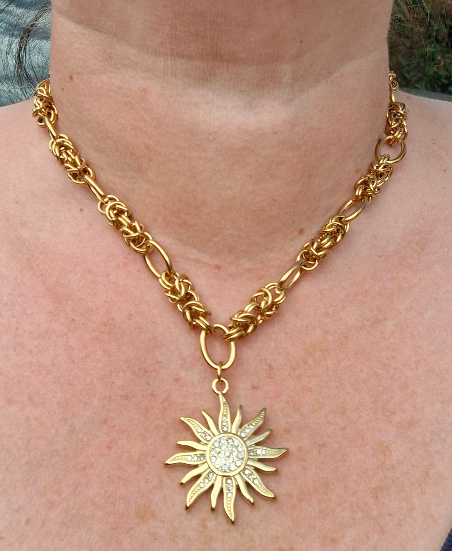 Sehr schöne Halskette mit goldener Edelstahlkette (316er Edelstahl) und großem, poliertem Sonnenanhänger aus 316er Edelstahl mit Zirkonia-Besatz.