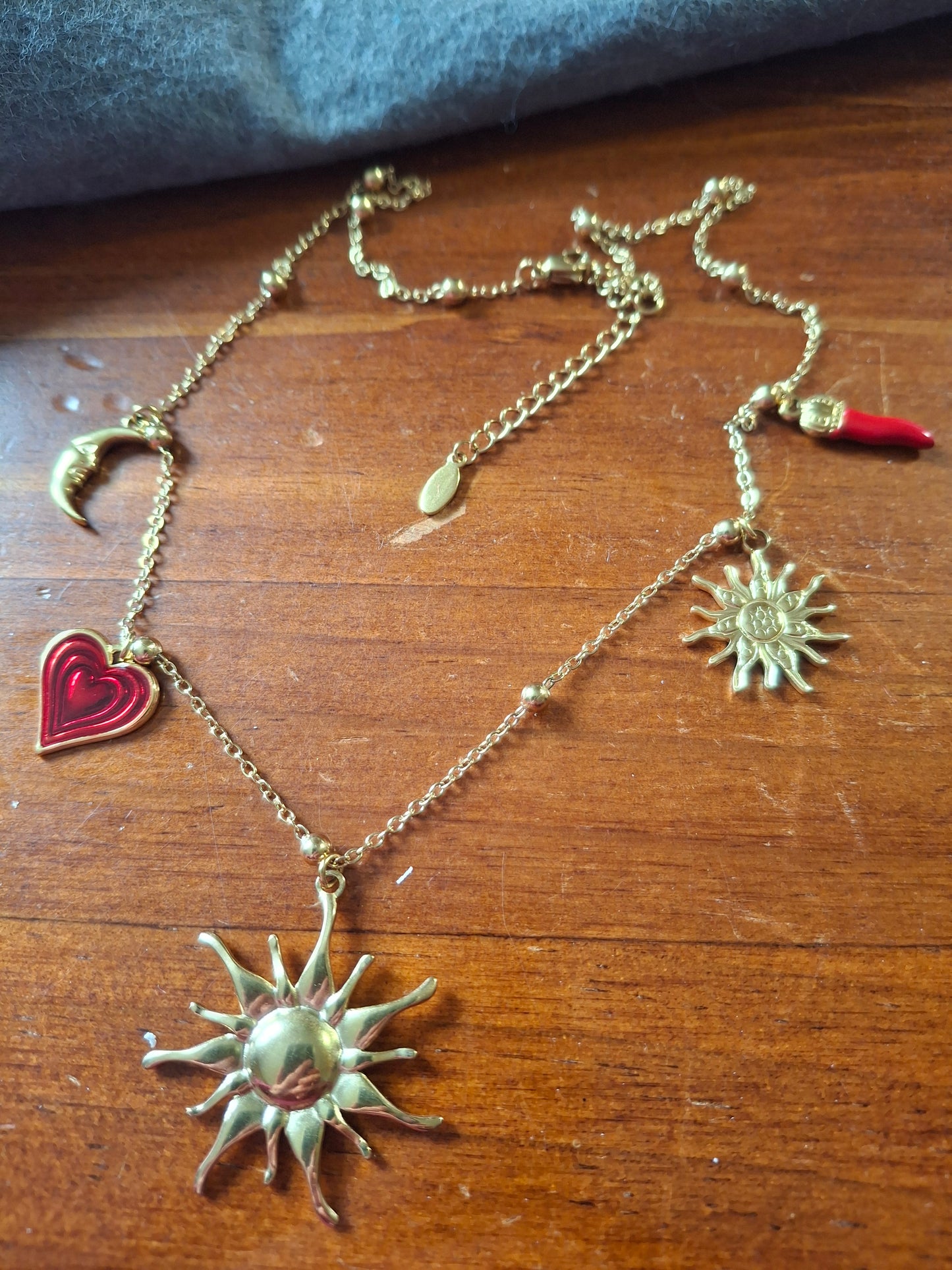 Collier chaîne dorée acier inoxydable stainless steel 316 et breloques stainless steel 316 handmade réglable ajustable