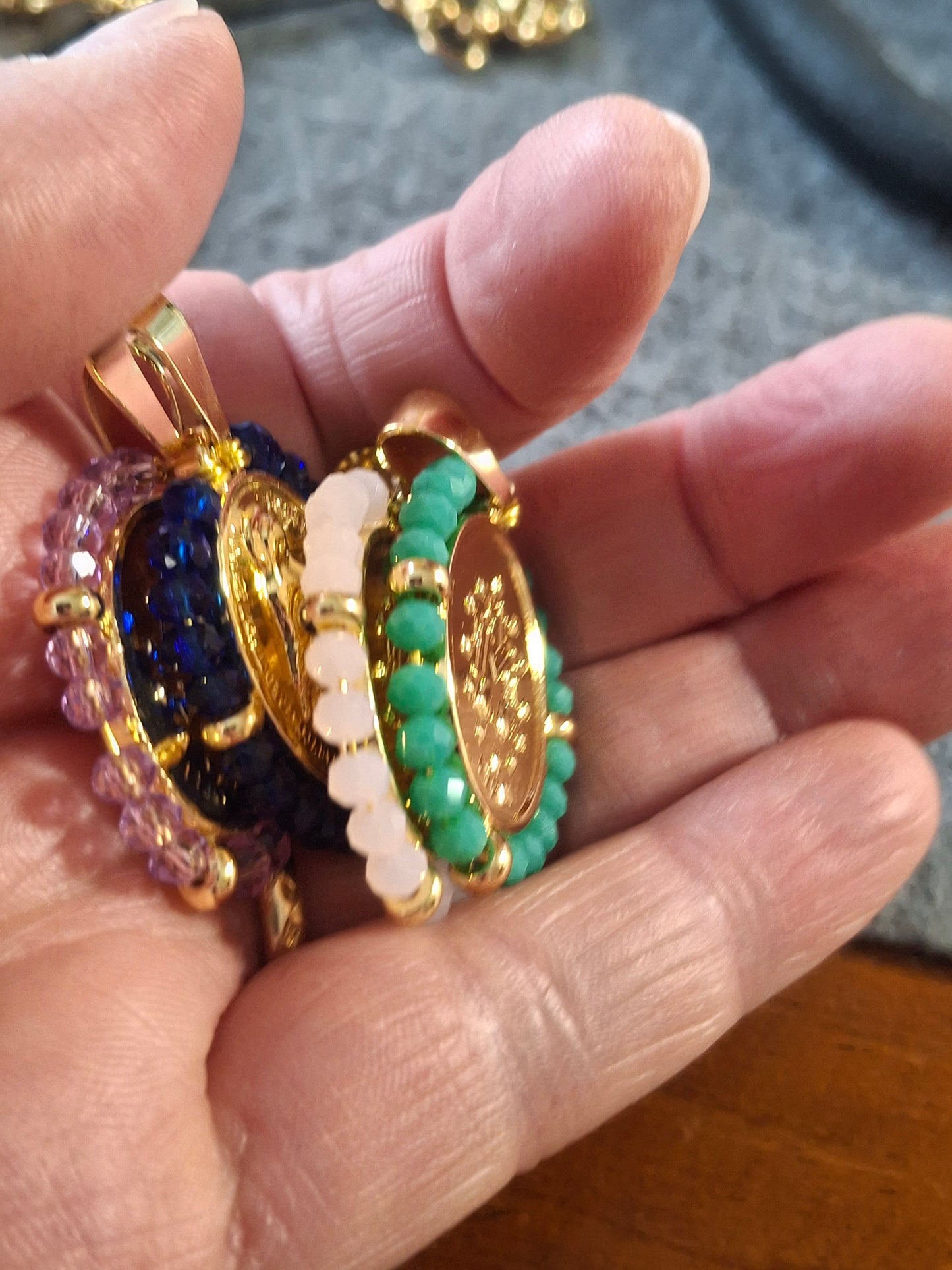 Bracelet chaîne maille gourmette acier inoxydable stainless steel 316 et grande médaille madone stainless steel et perles en cristal à facettes