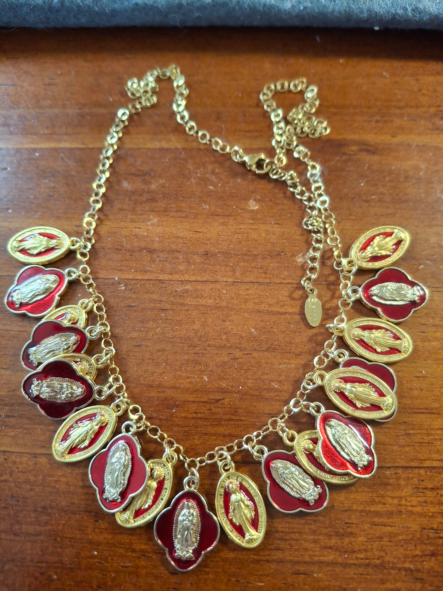 Collier chaîne dorée acier inoxydable rolo plaqué or et breloques madone handmade