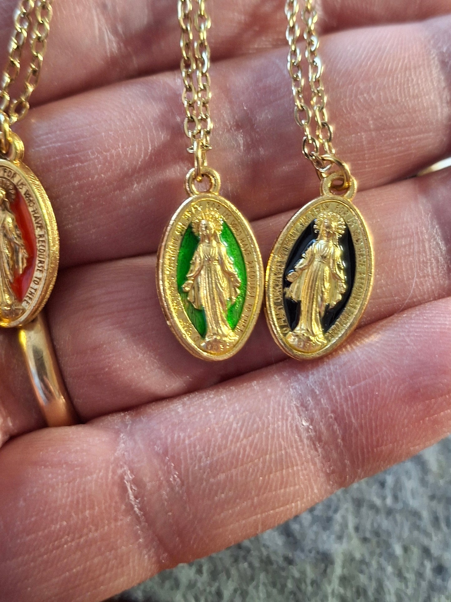 Collier chaîne dorée acier inoxydable stainless steel 316 madone cuivre plaqué or et email