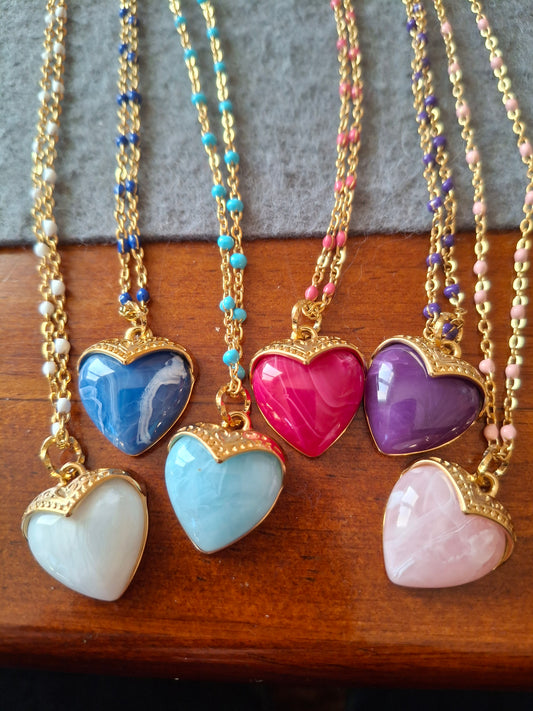 Collier chaîne dorée acier inoxydable stainless steel et perles en email coloré, grand cœur stainless steel 316 et résine colorée