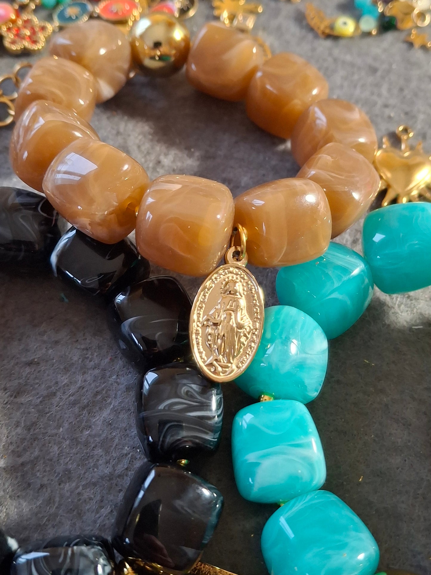 Bracelet perles en acrylique coloré élastique