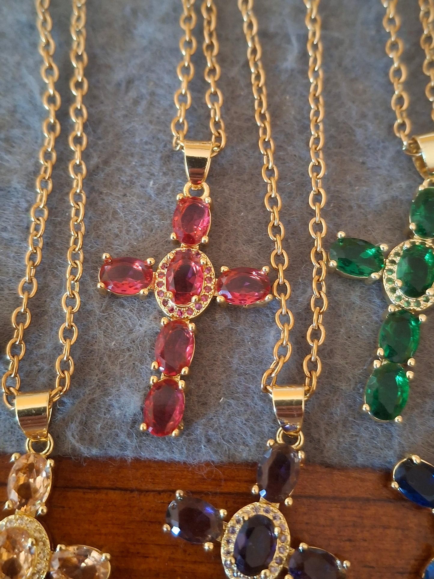Goldene Halskette aus 316er Edelstahl und 18K vergoldetem Kreuz mit Kristall- und AAA-Zirkonia-Besatz