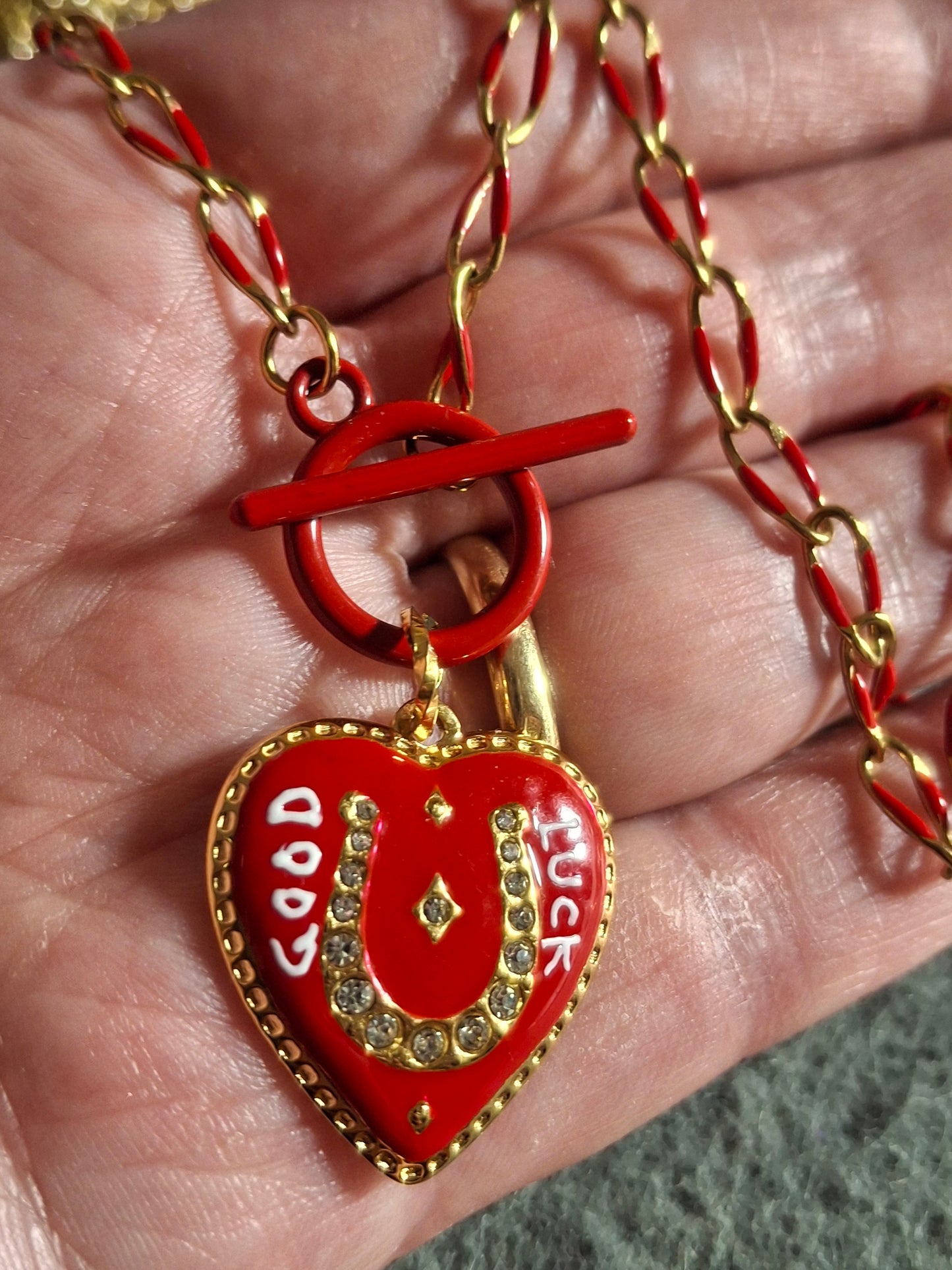 Collier chaîne dorée acier inoxydable stainless steel et email coloré rouge fermoir toggle médaille coeur stainless steel 316 polie