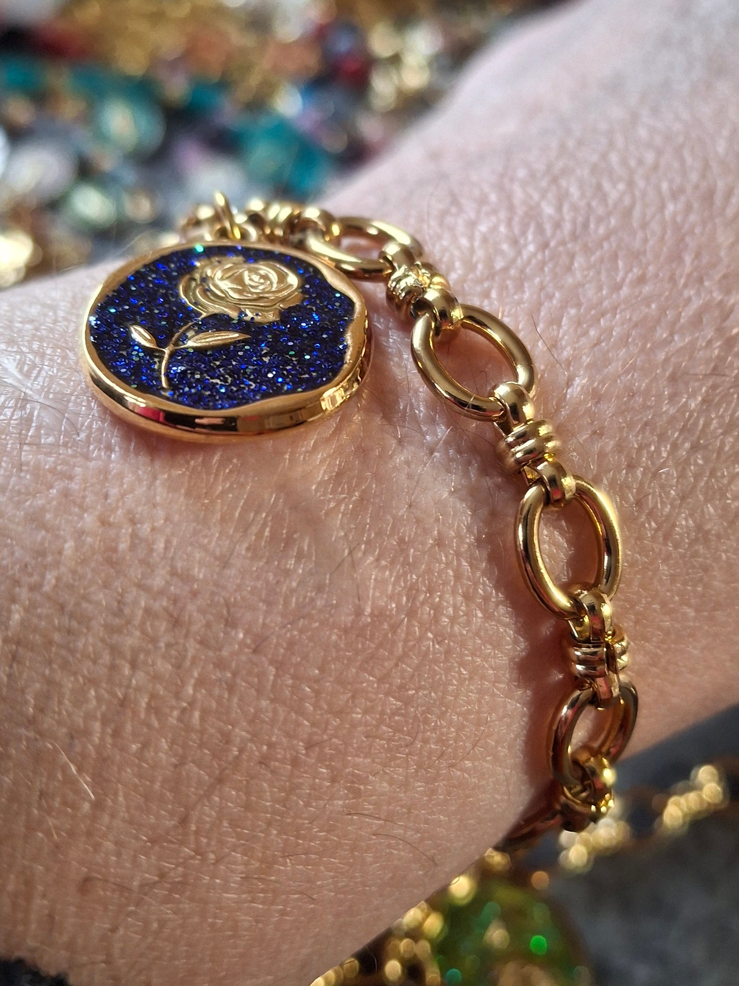 Bracelet chaîne maille gourmette stainless steel 316 ,médaille stainless steel 316 et email coloré motif rose sur mesure