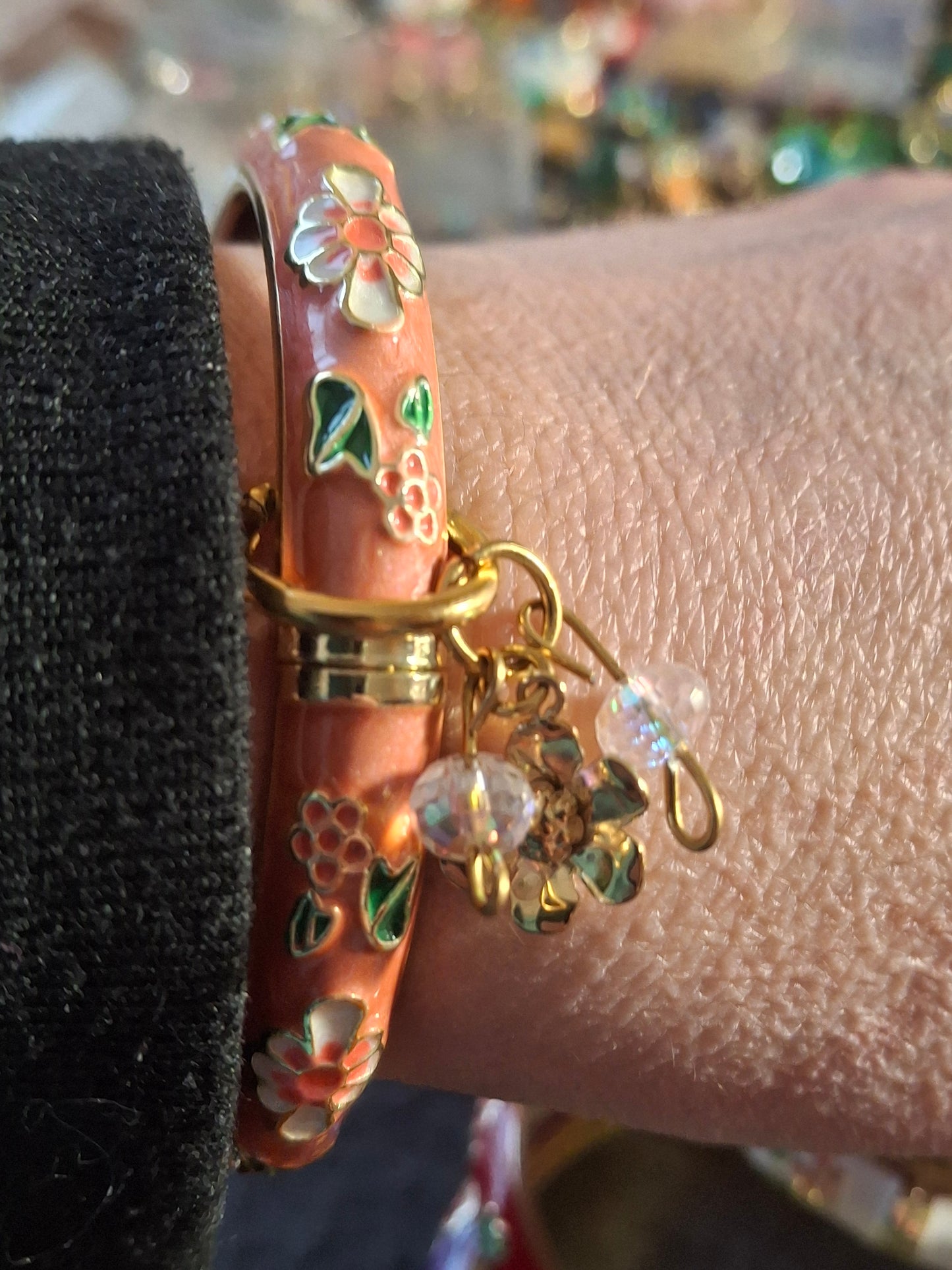 Joli jonc rigide à ressort en email cloisonné et breloques