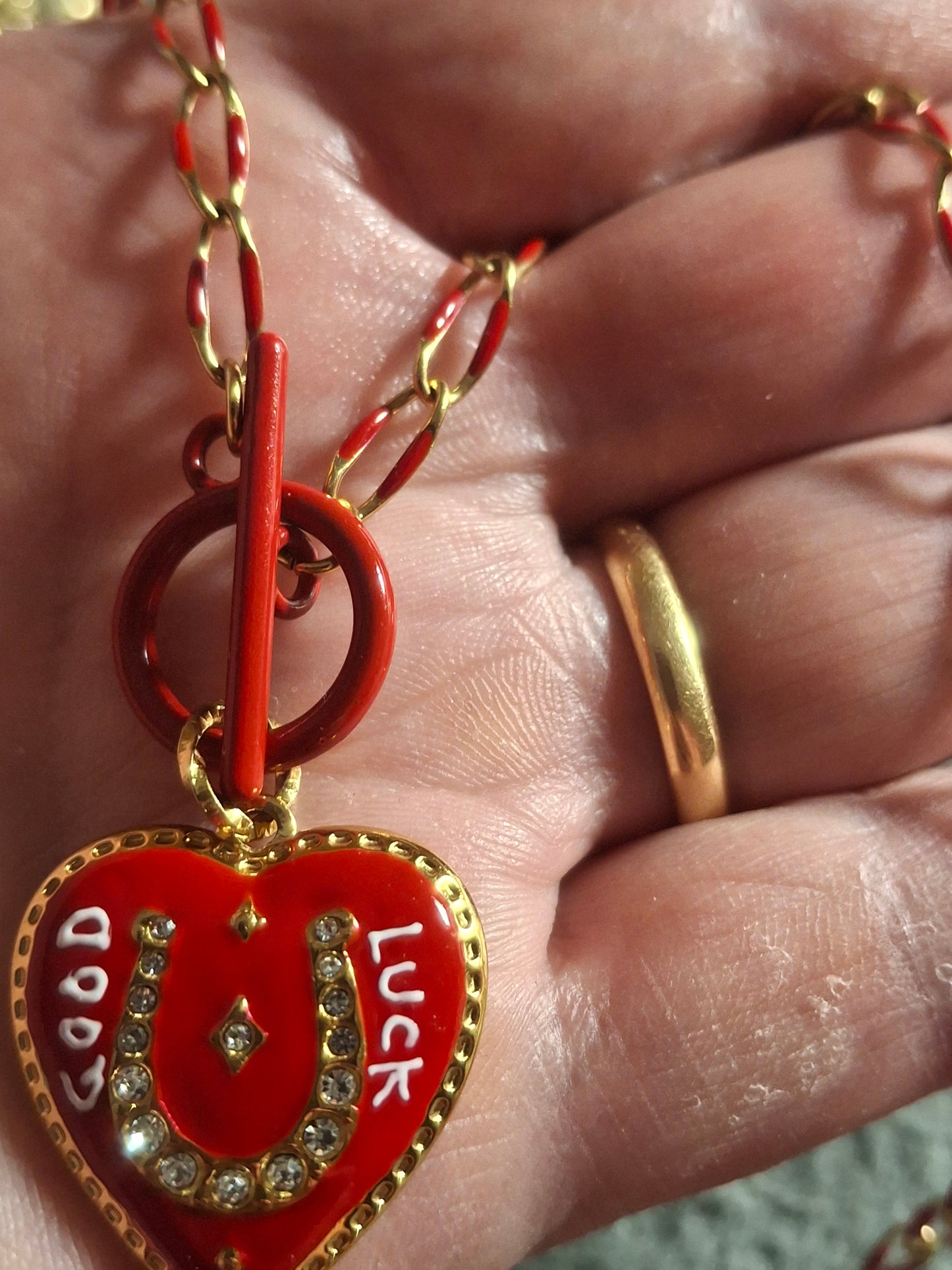Collier chaîne dorée acier inoxydable stainless steel et email coloré rouge fermoir toggle médaille coeur stainless steel 316 polie
