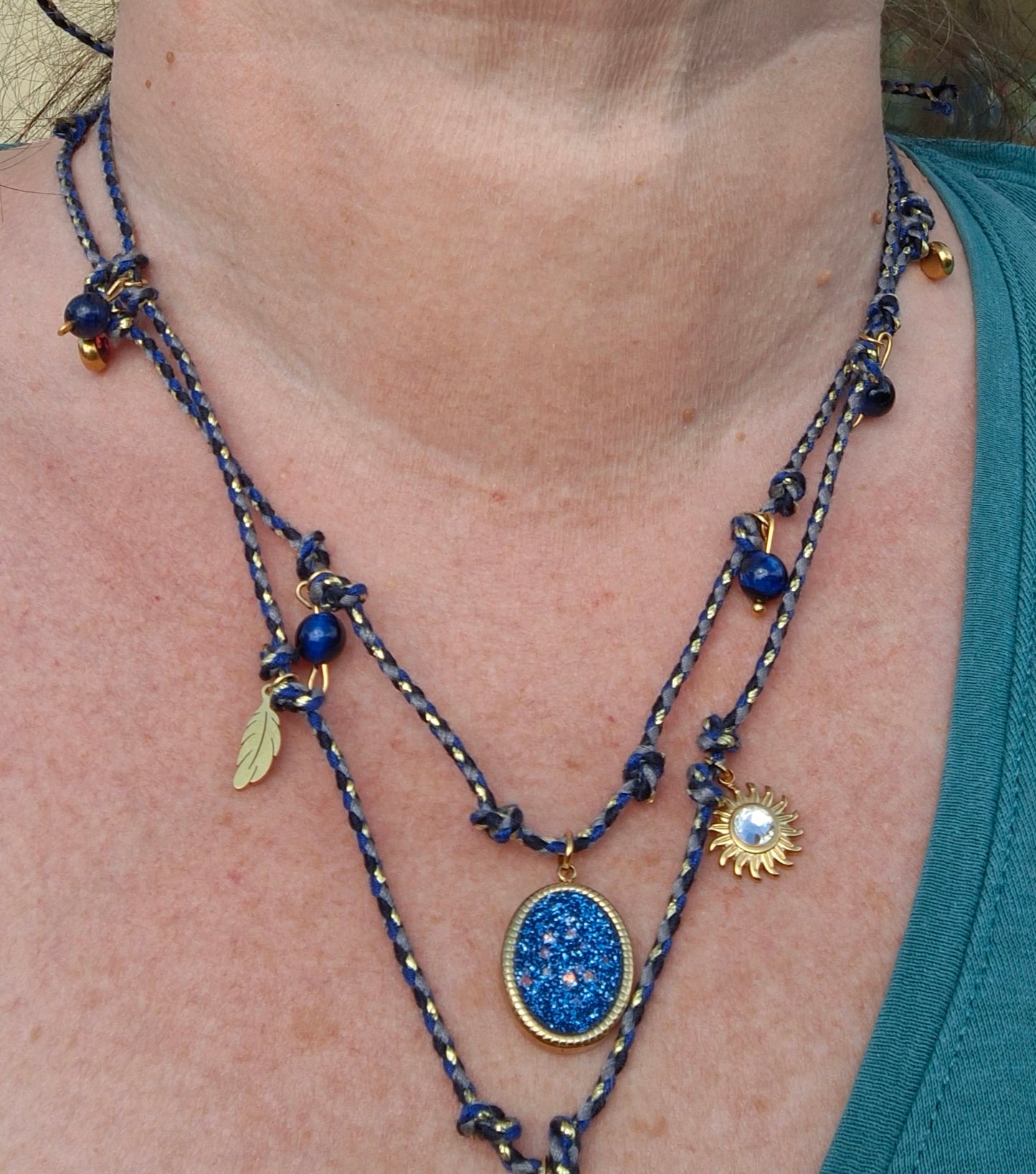 Handgefertigtes, hochwertiges, verstellbares Halsband aus geflochtenem Kordel.