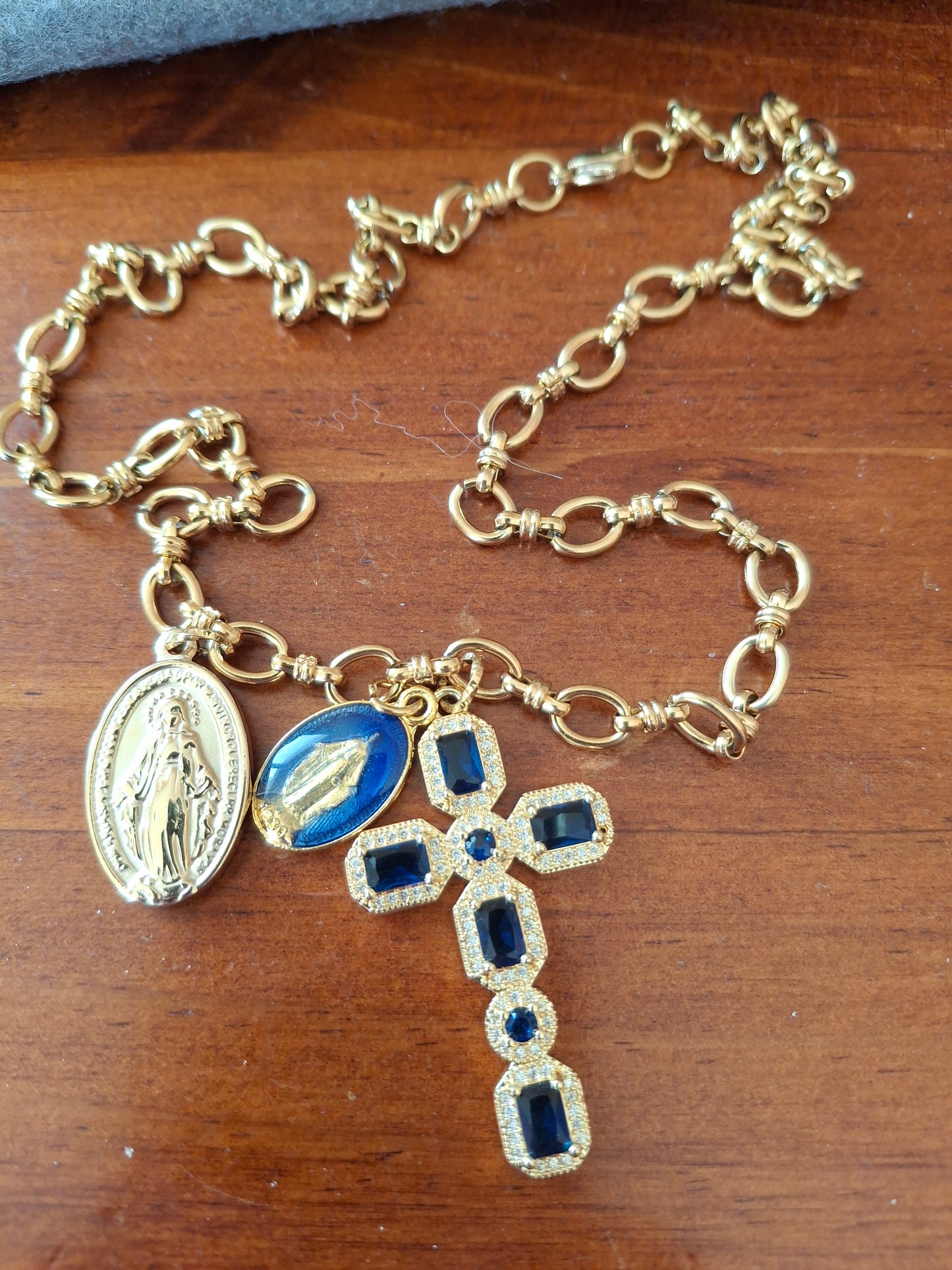 Collier chaîne acier inoxydable stainless steel 316 grand croix baroque plaqué or 18K serti cristal et zirconium AAA, madone