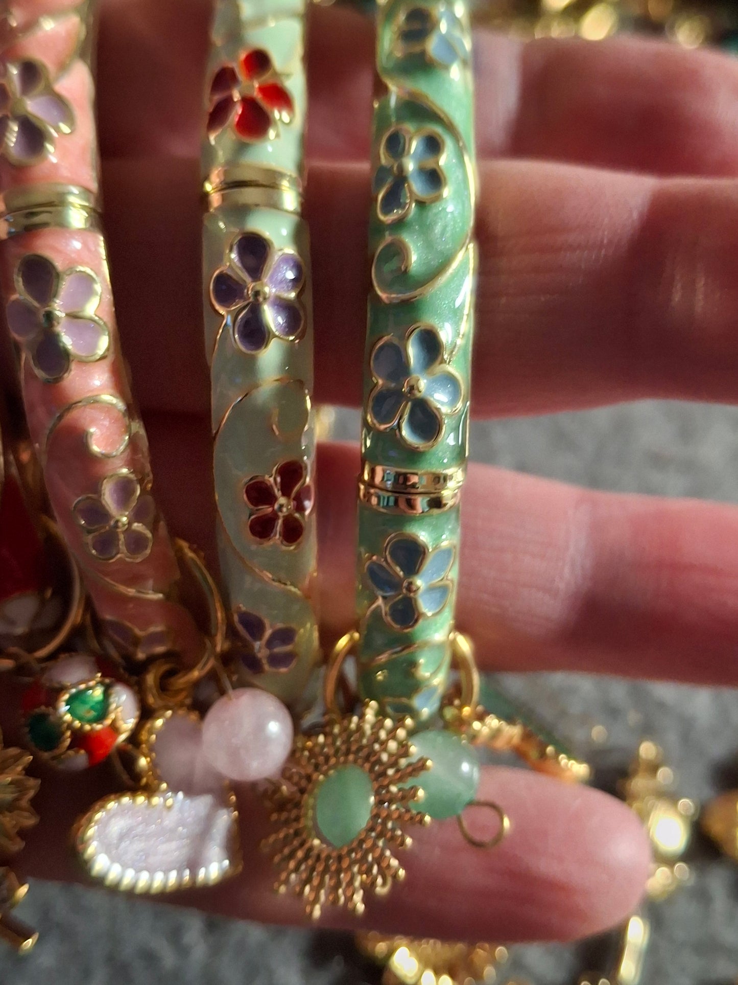 Jonc rigide email cloisonné à ressort motif fleurs breloques