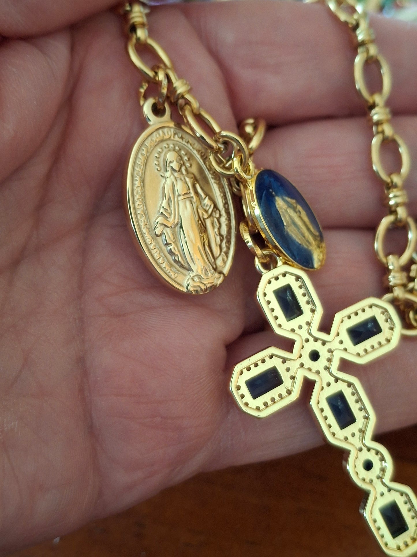 Collier chaîne acier inoxydable stainless steel 316 grand croix baroque plaqué or 18K serti cristal et zirconium AAA, madone