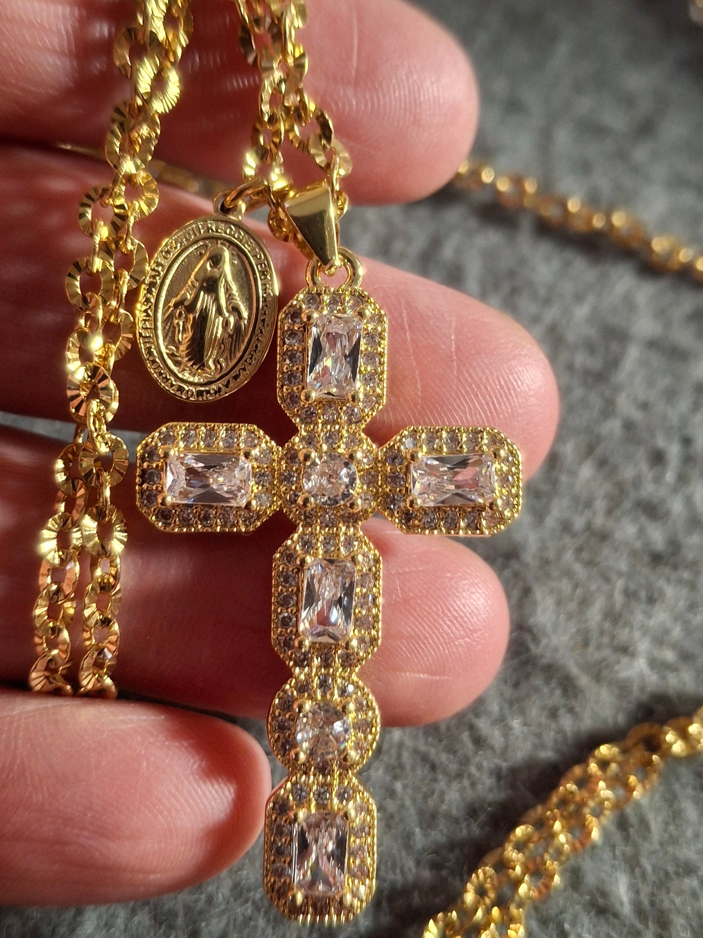 316 stainless steel chain necklace with 18K gold-plated cross set with AAA crystal and cubic zirconia, Madonna in stainless steel 316