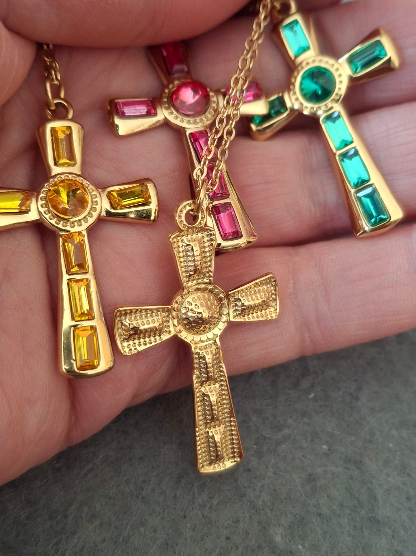 Halskette aus vergoldetem Edelstahl 316, Kreuzanhänger aus Edelstahl und 18-karätig vergoldeten Strasssteinen