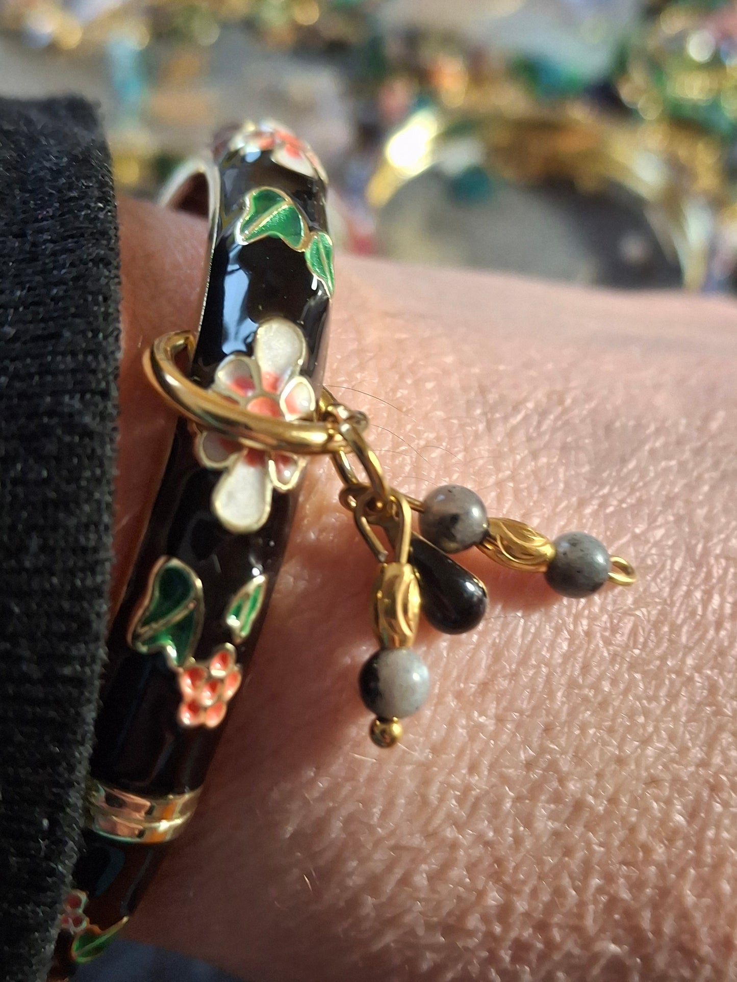 Joli jonc à ressort en email cloisonné motif fleurs et perles