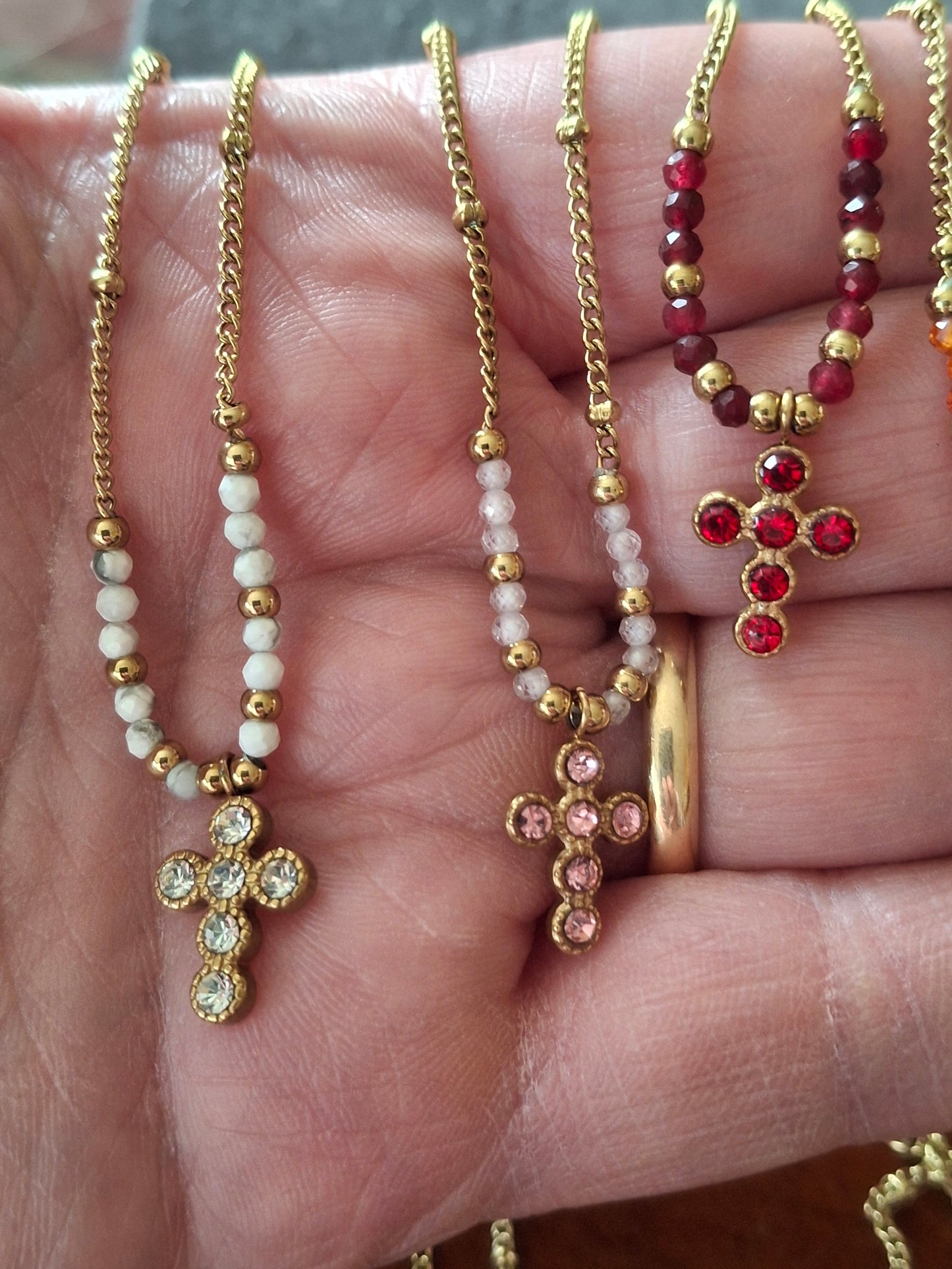 Collier chaîne dorée acier inoxydable stainless steel 316 ,perles, croix stainless steel plaqué or cristal ou email et zirconium réglable