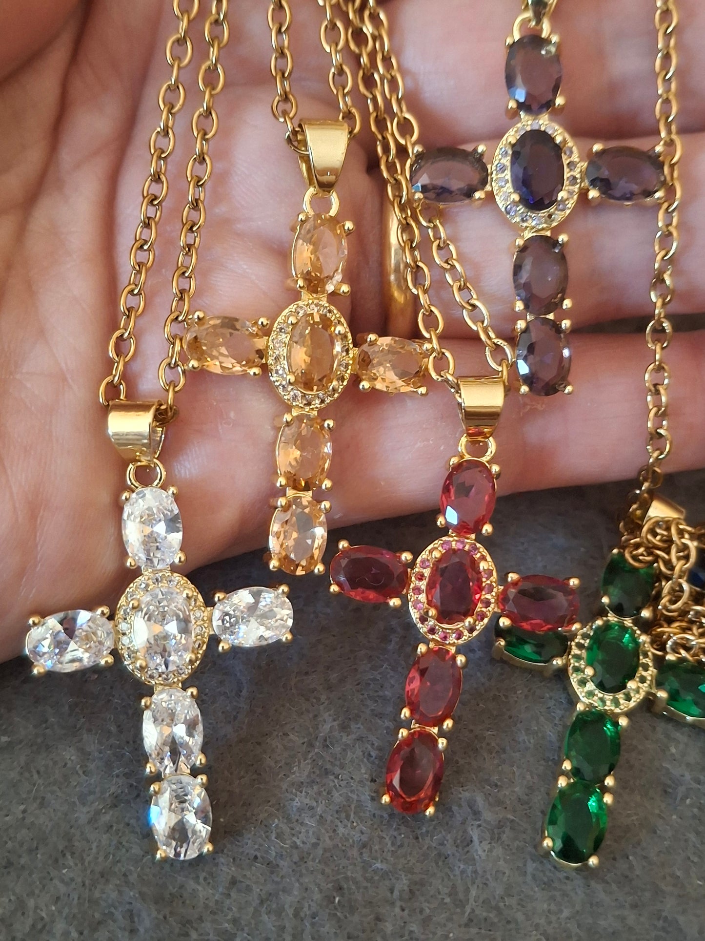 Goldene Halskette aus 316er Edelstahl und 18K vergoldetem Kreuz mit Kristall- und AAA-Zirkonia-Besatz