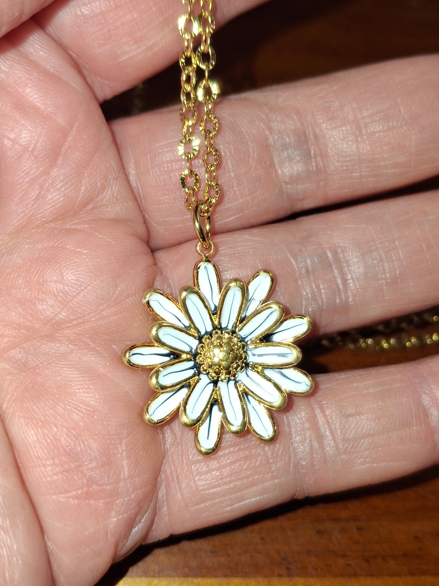 Collier chaîne dorée acier inoxydable stainless steel 316 et fleur stainless steel 316 polie et email