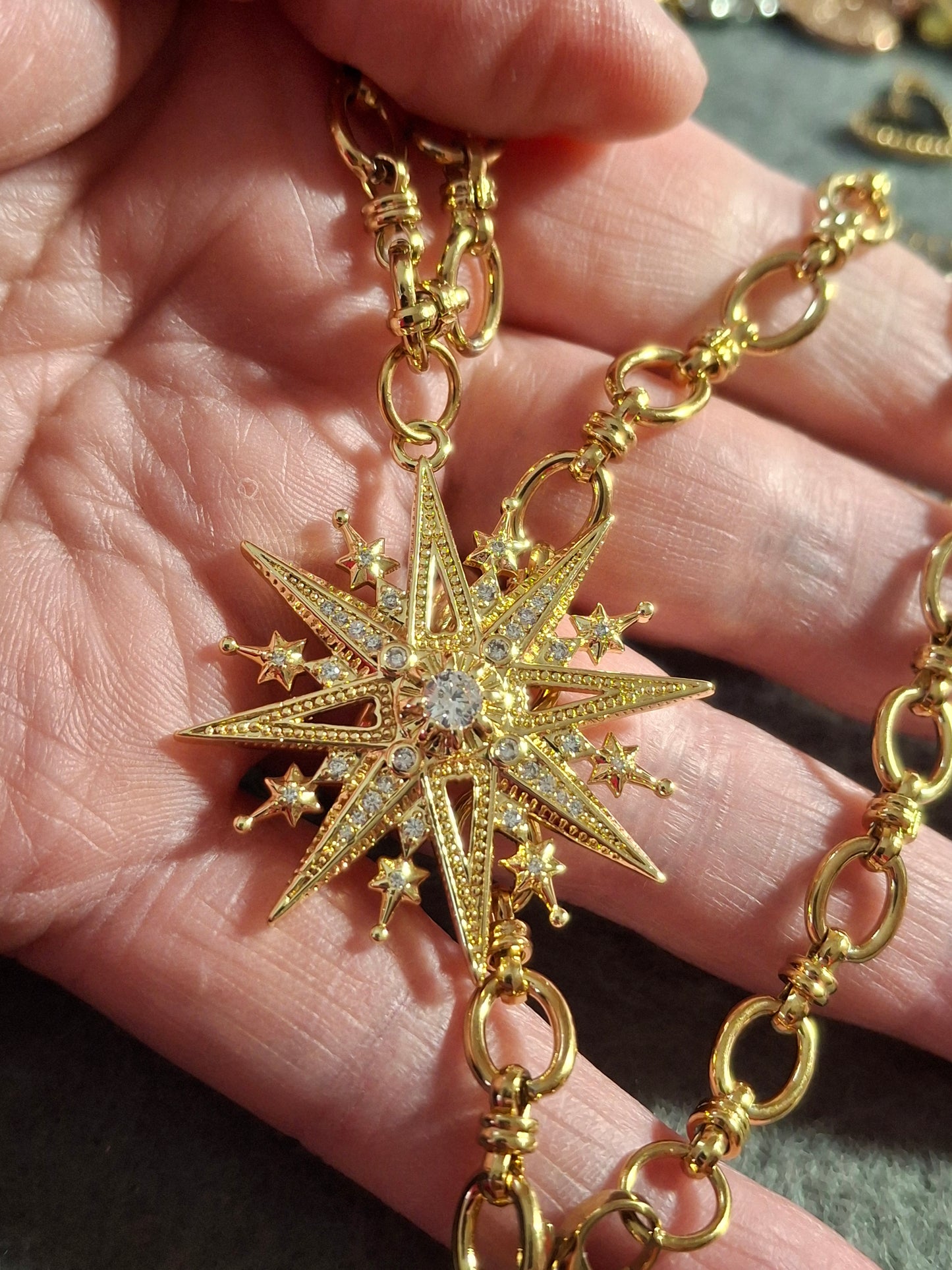 Collier chaîne maille gourmette stainless steel 316 grand pendentif soleil ou étoile plaqué or 18K serti zirconium AAA