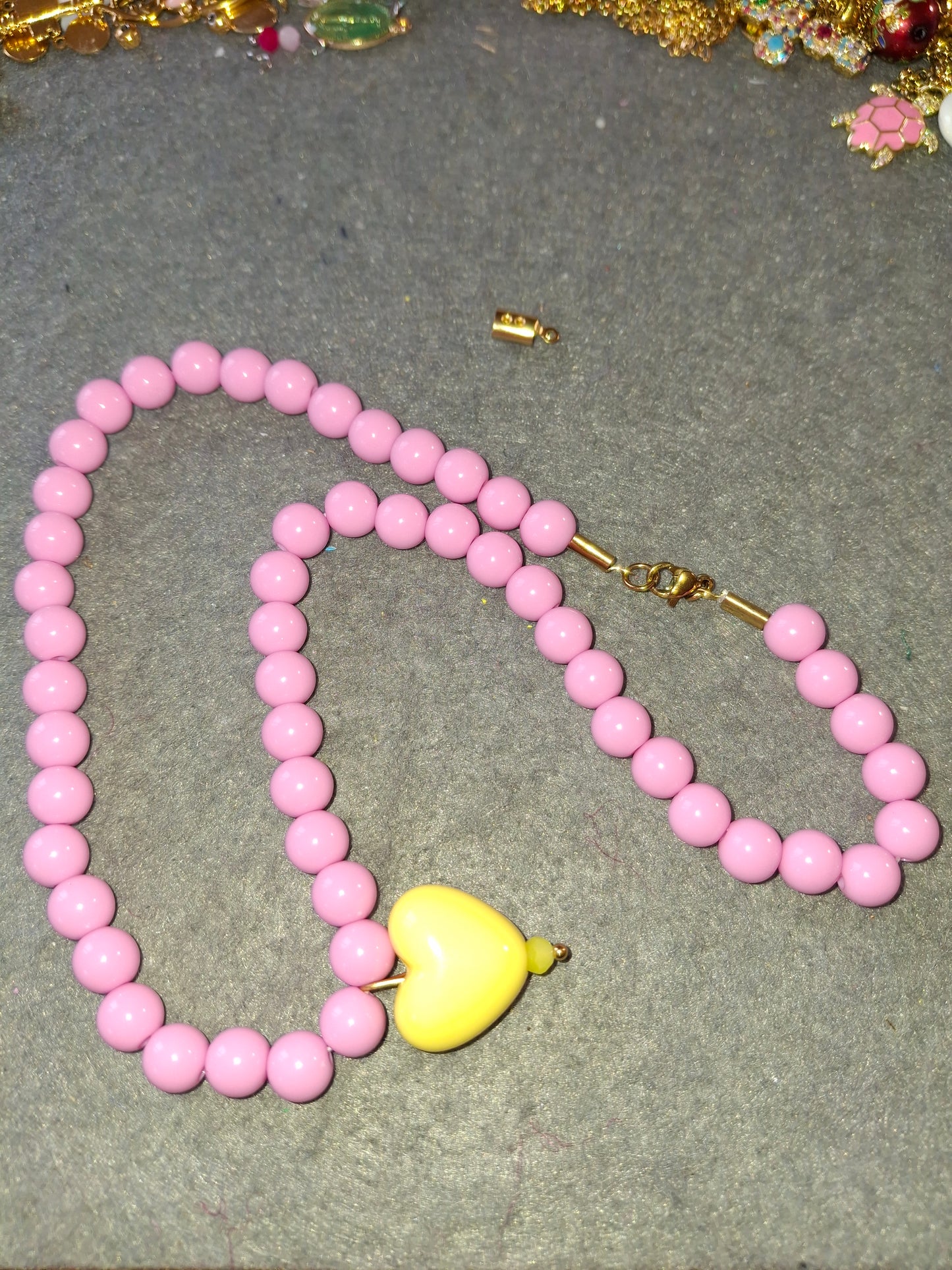 Collier perles acrylique coloré coeur handmade