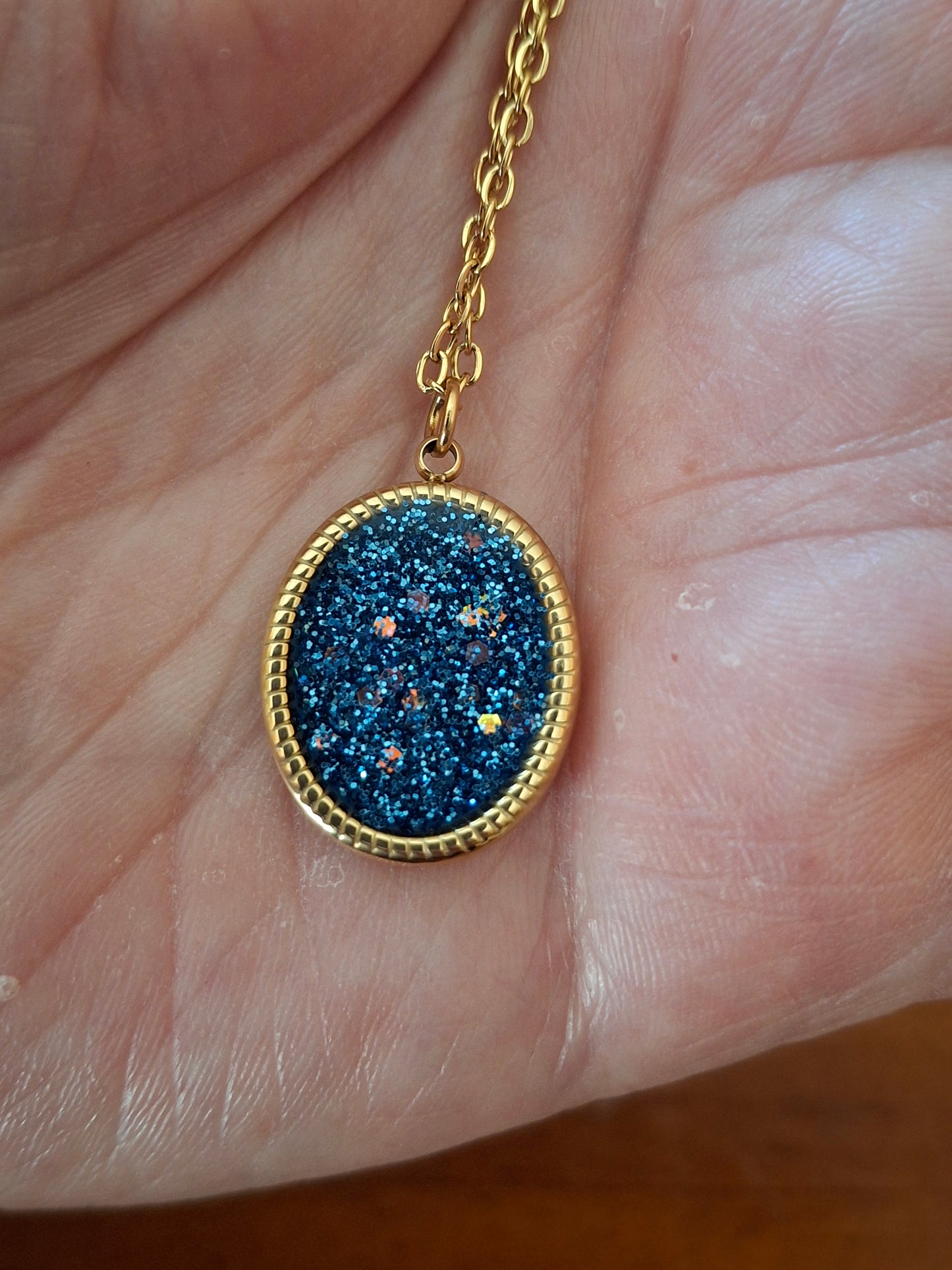 Collier chaîne dorée acier inoxydable stainless steel 316 et pendentif stainless steel 316 poli,email coloré bleu et paillettes